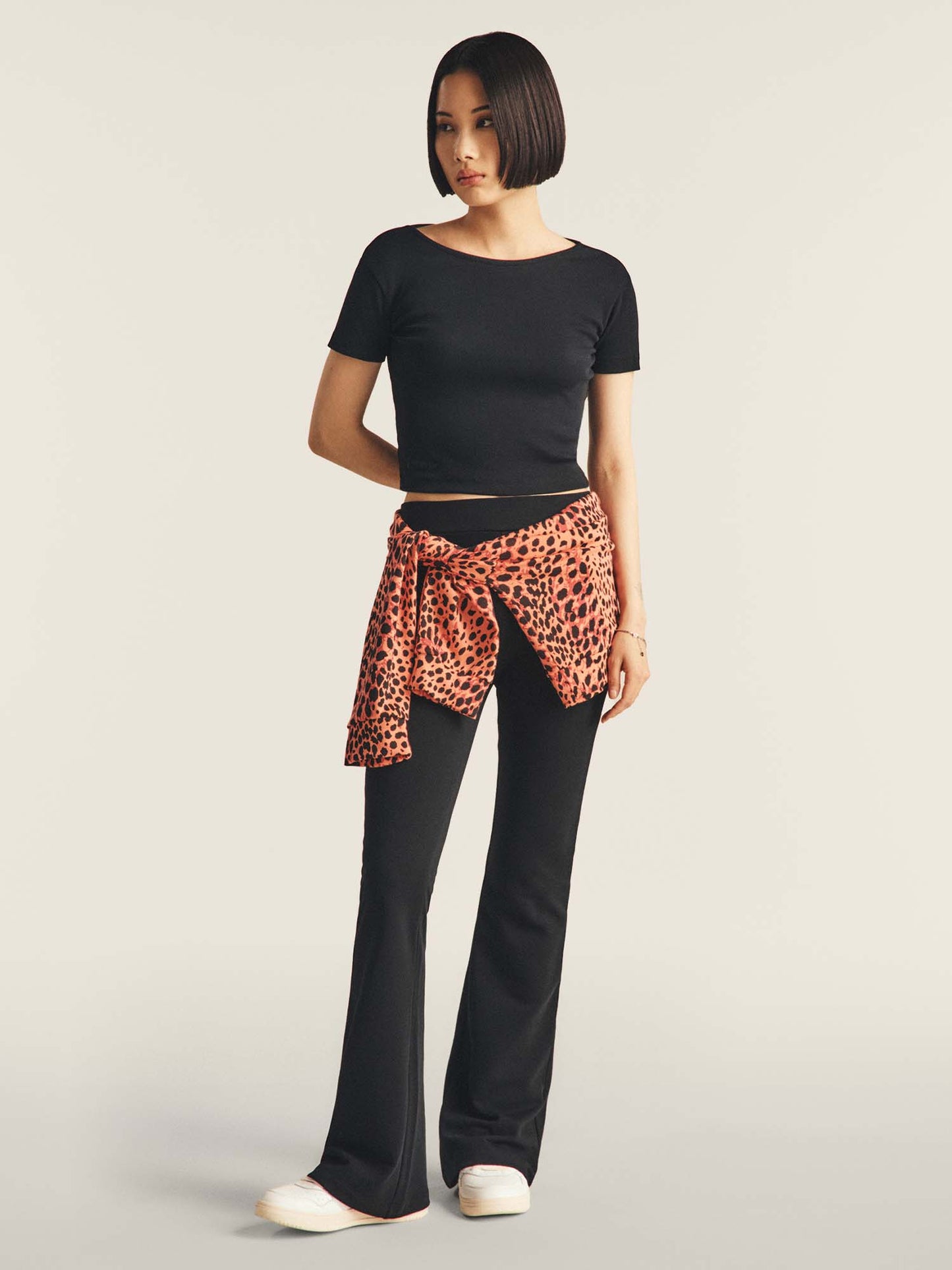 T-SHIRT CROP CON APERTURA SULLA SCHIENA FREDDY DA RAGAZZA NERO