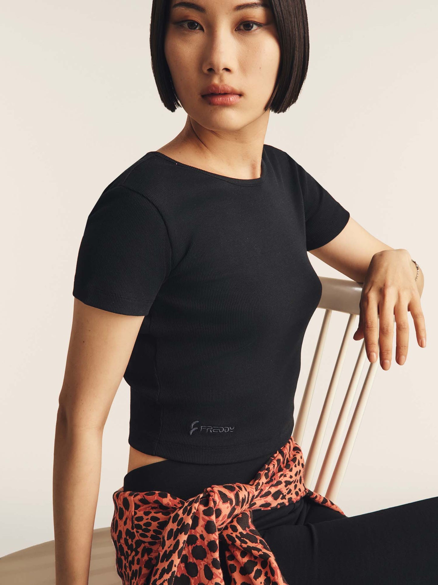 T-SHIRT CROP CON APERTURA SULLA SCHIENA FREDDY DA RAGAZZA NERO
