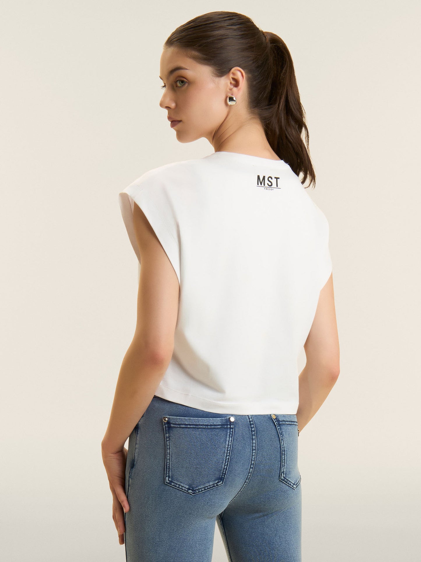 T-shirt donna Freddy Master bianca dal design moderno e casual