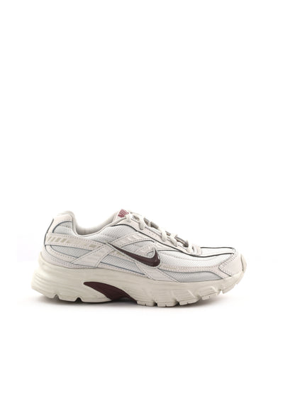 Sneakers Nike Initiator da donna in argento, stile sportivo e moderno