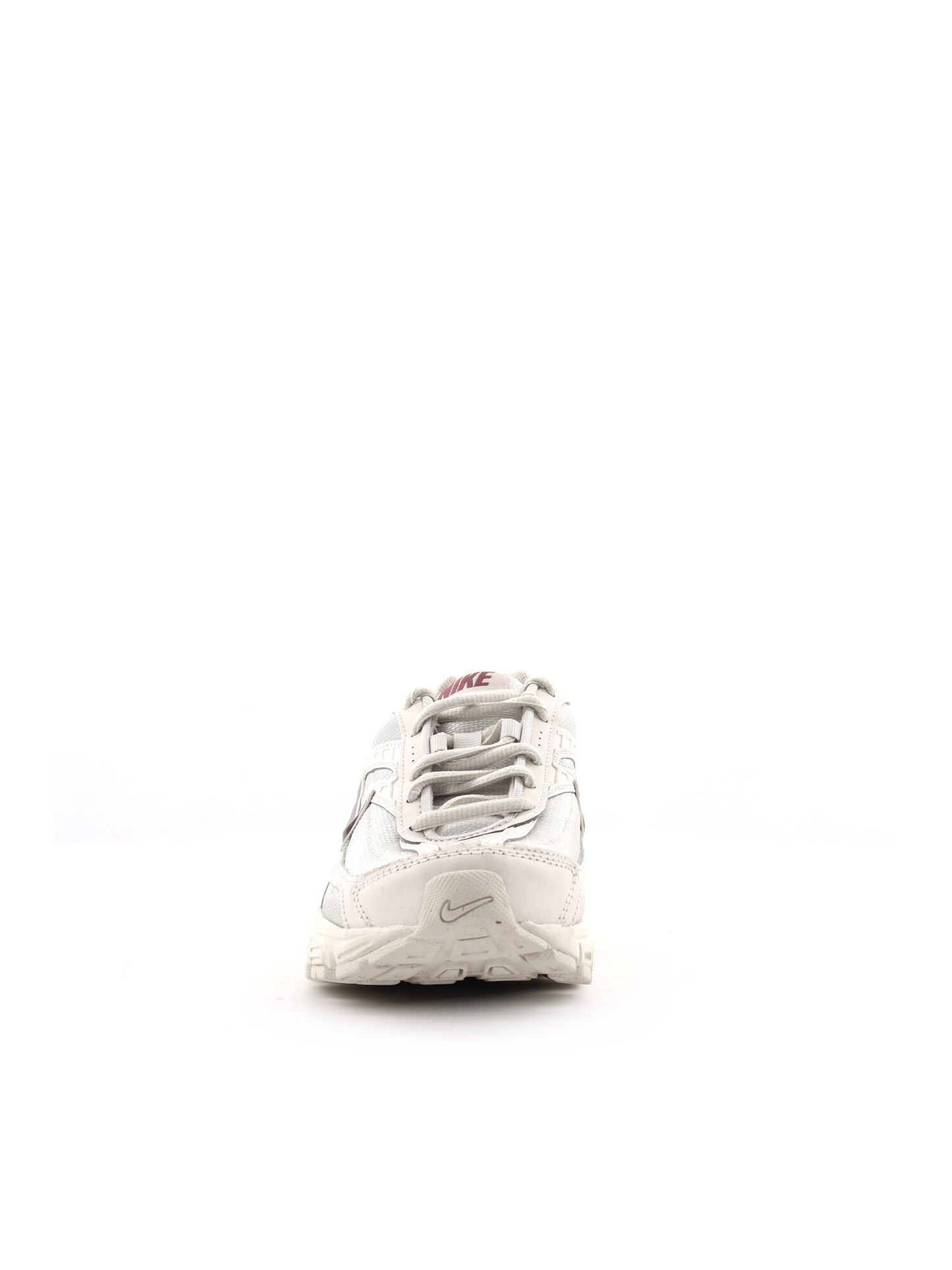 Sneakers Nike Initiator da donna in argento, stile sportivo e moderno