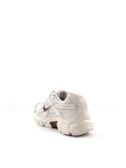 Sneakers Nike Initiator da donna in argento, stile sportivo e moderno