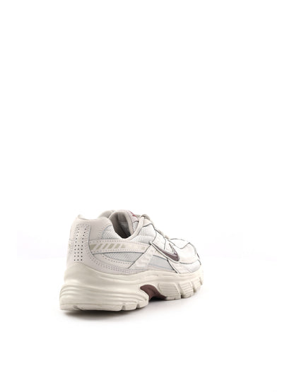 Sneakers Nike Initiator da donna in argento, stile sportivo e moderno
