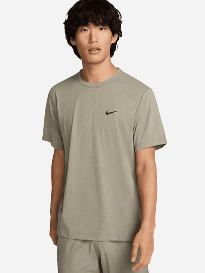 T-shirt Nike Hyverse Dri-FIT verde militare a maniche corte da uomo