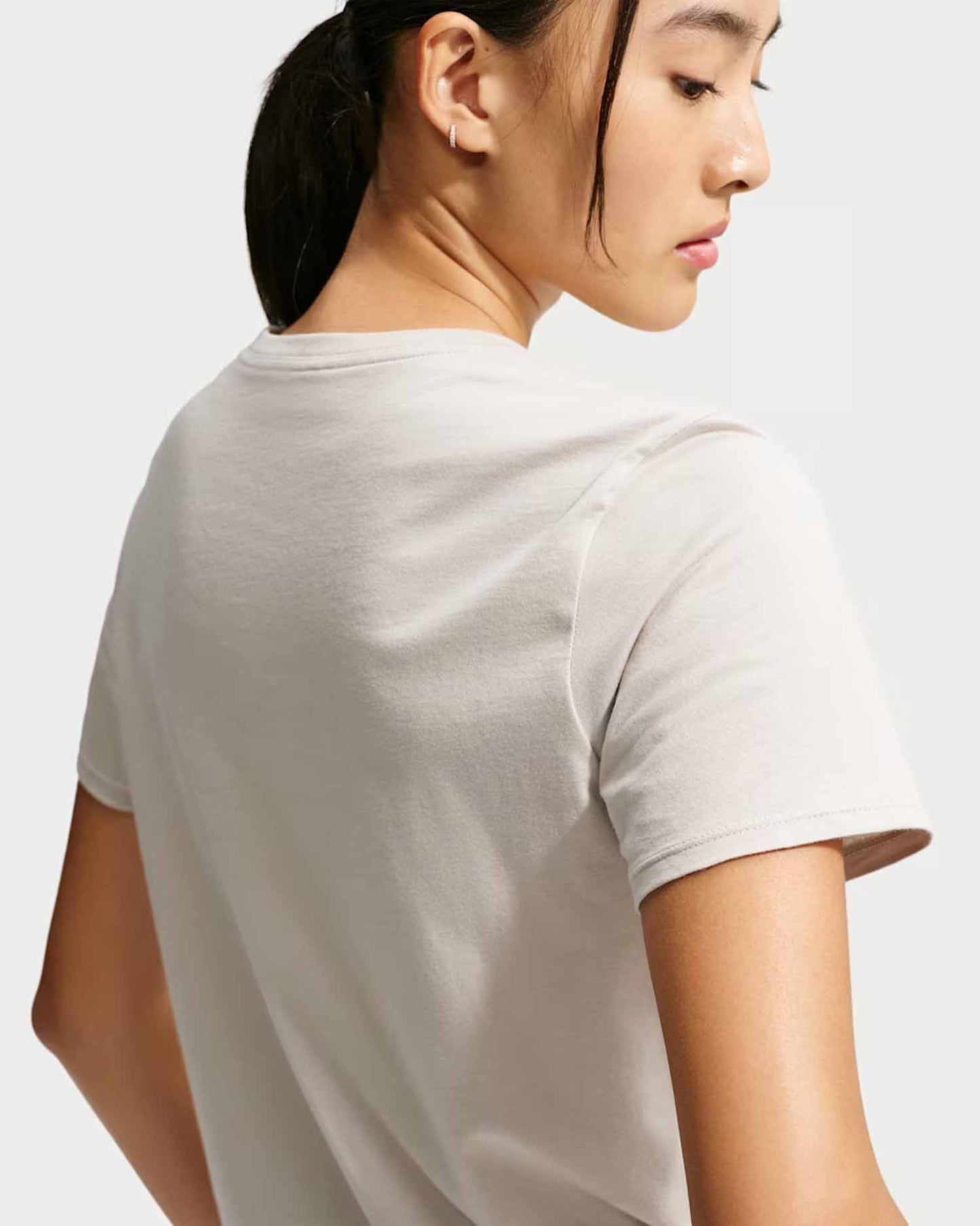 Nike Sportswear Club Essentials, t-shirt maniche corte da donna crema