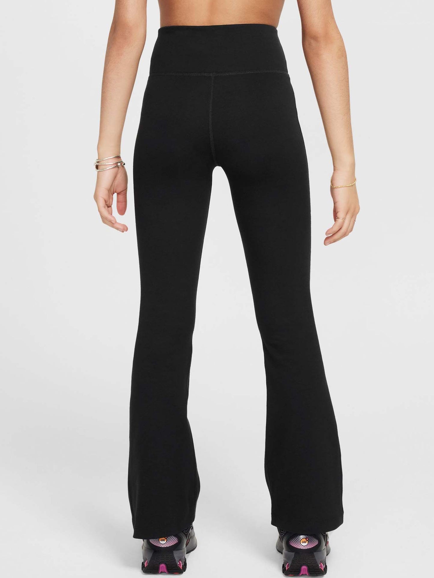 Leggings Nike a vita alta e gamba svasata per bambina in nero