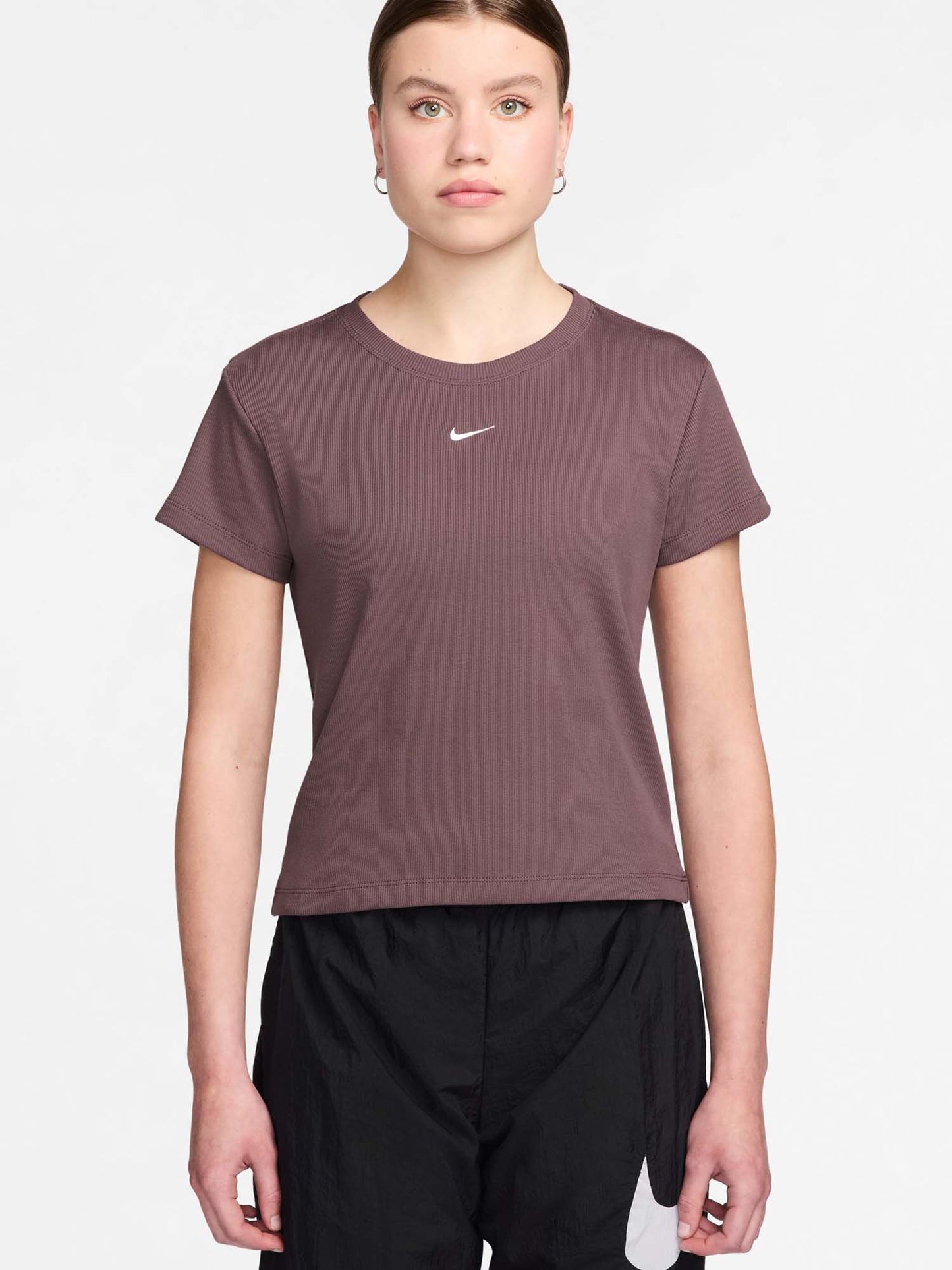 Nike Sportswear T-shirt a maniche corte aderente lilla da donna