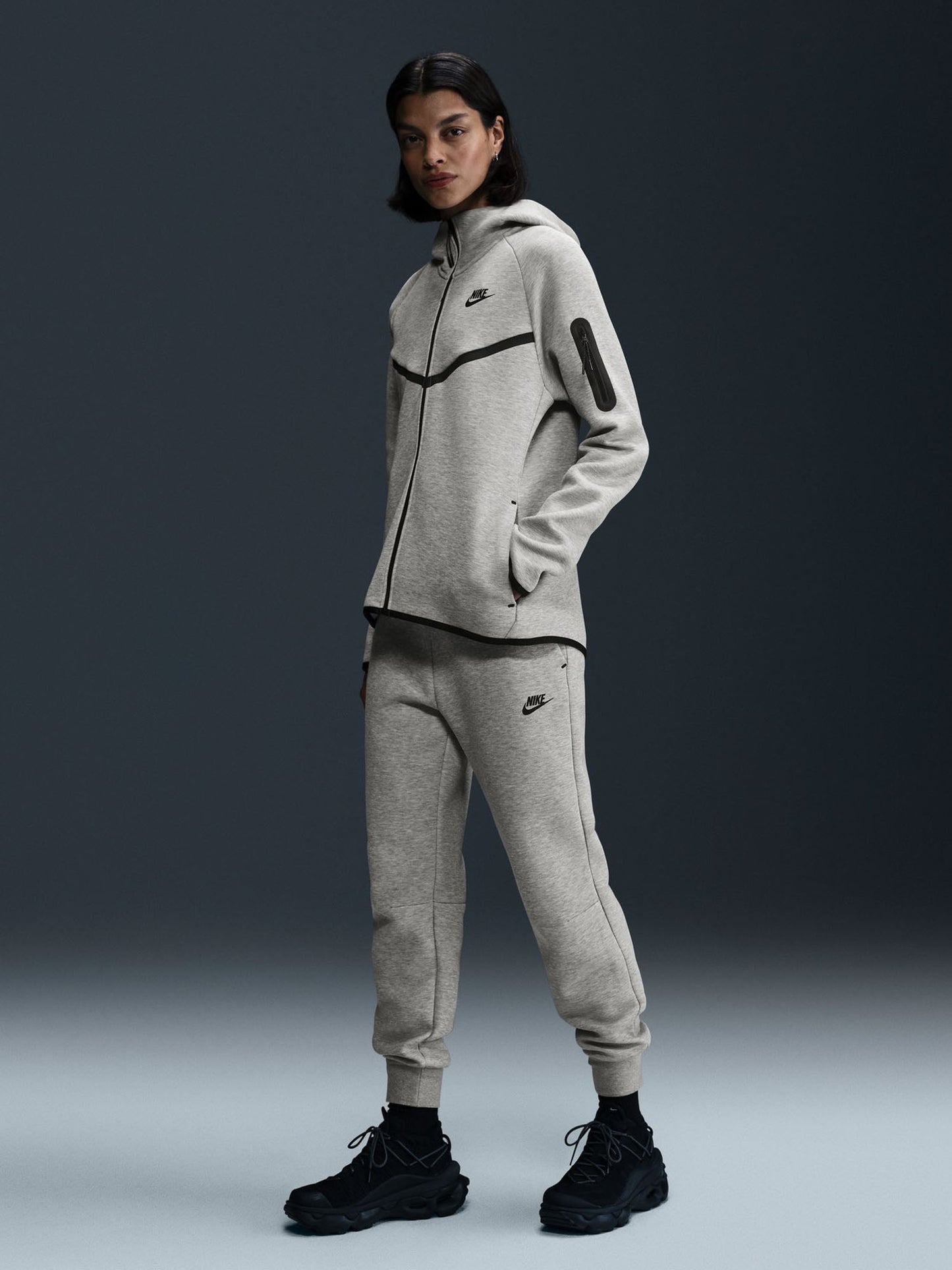 Pantaloni Tech Fleece da donna Nike in grigio, comfort e stile