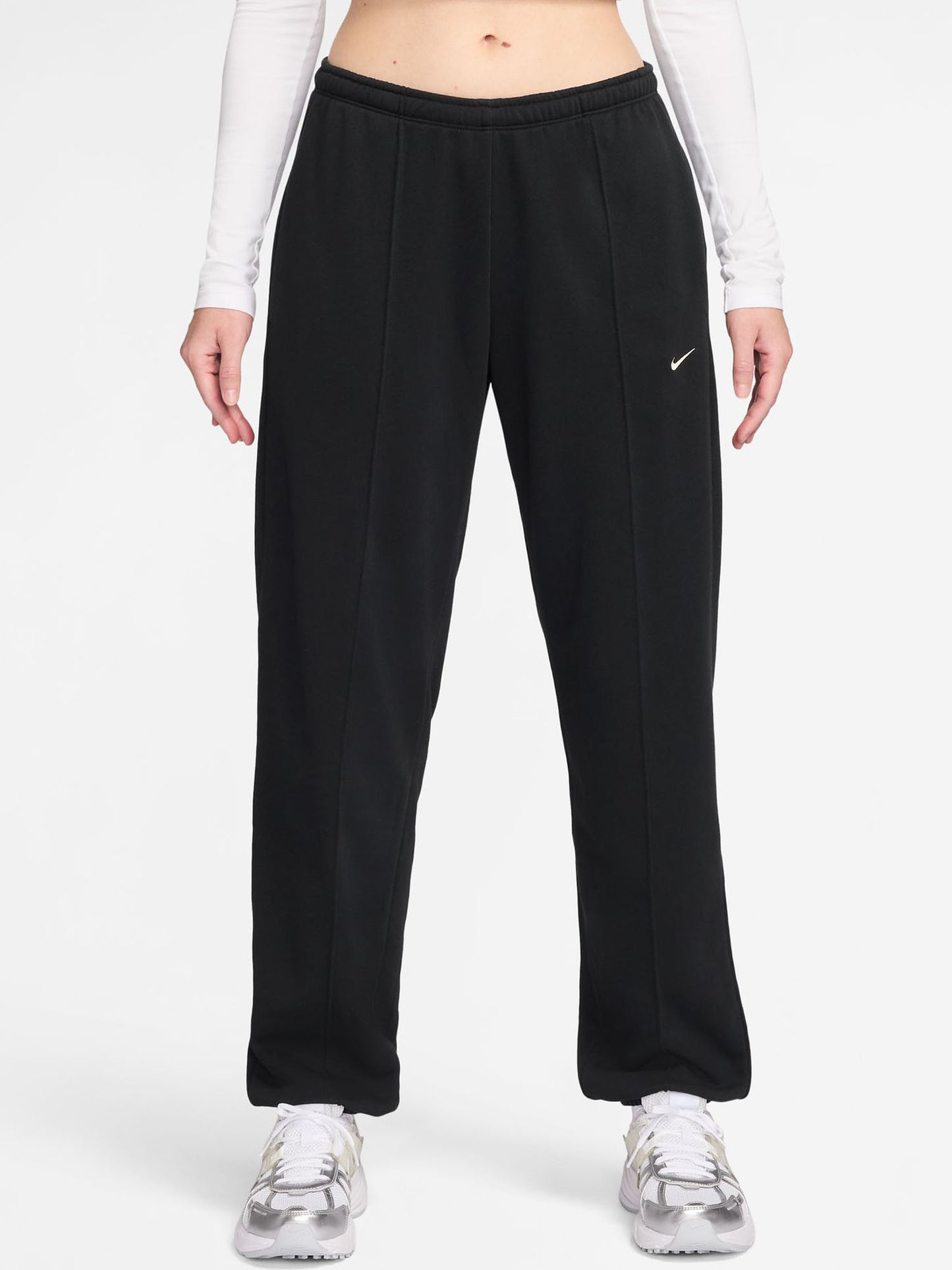 Pantaloni Nike Sportswear Chill Terry da donna in nero per la primavera