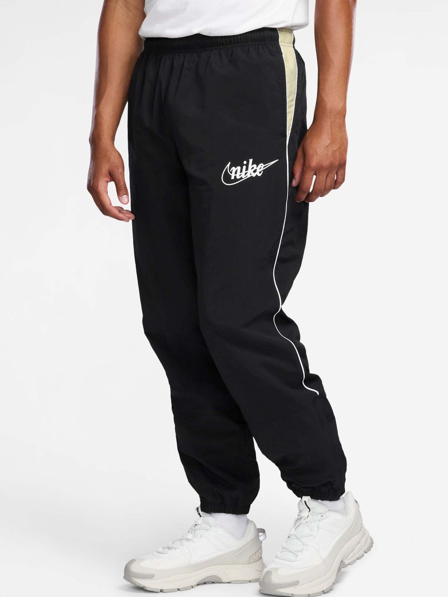 Nike Sportswear Club, pantaloni leggeri sportivi da uomo neri
