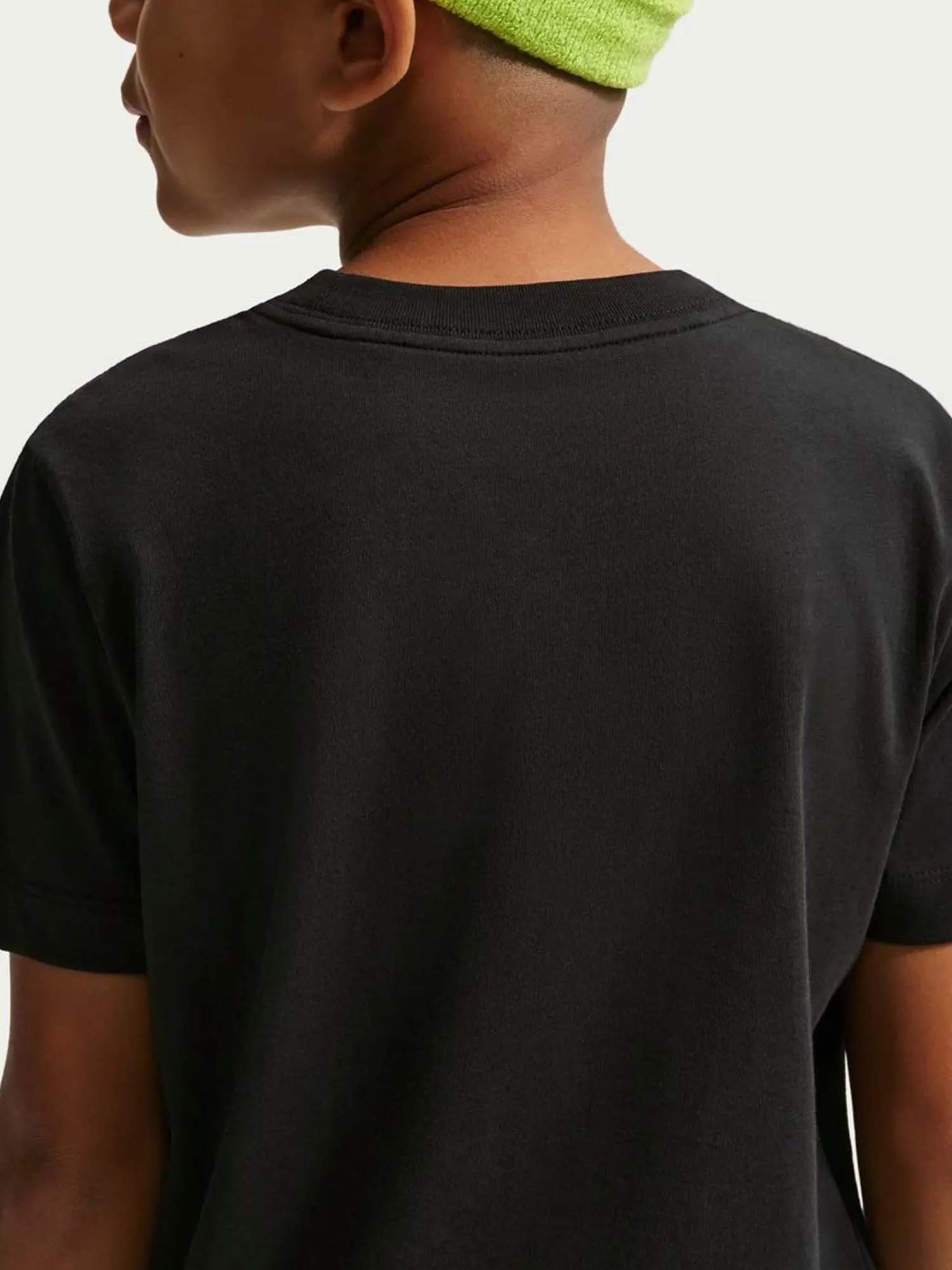T-shirt Nike da bambino unisex nera in cotone confortevole e versatile