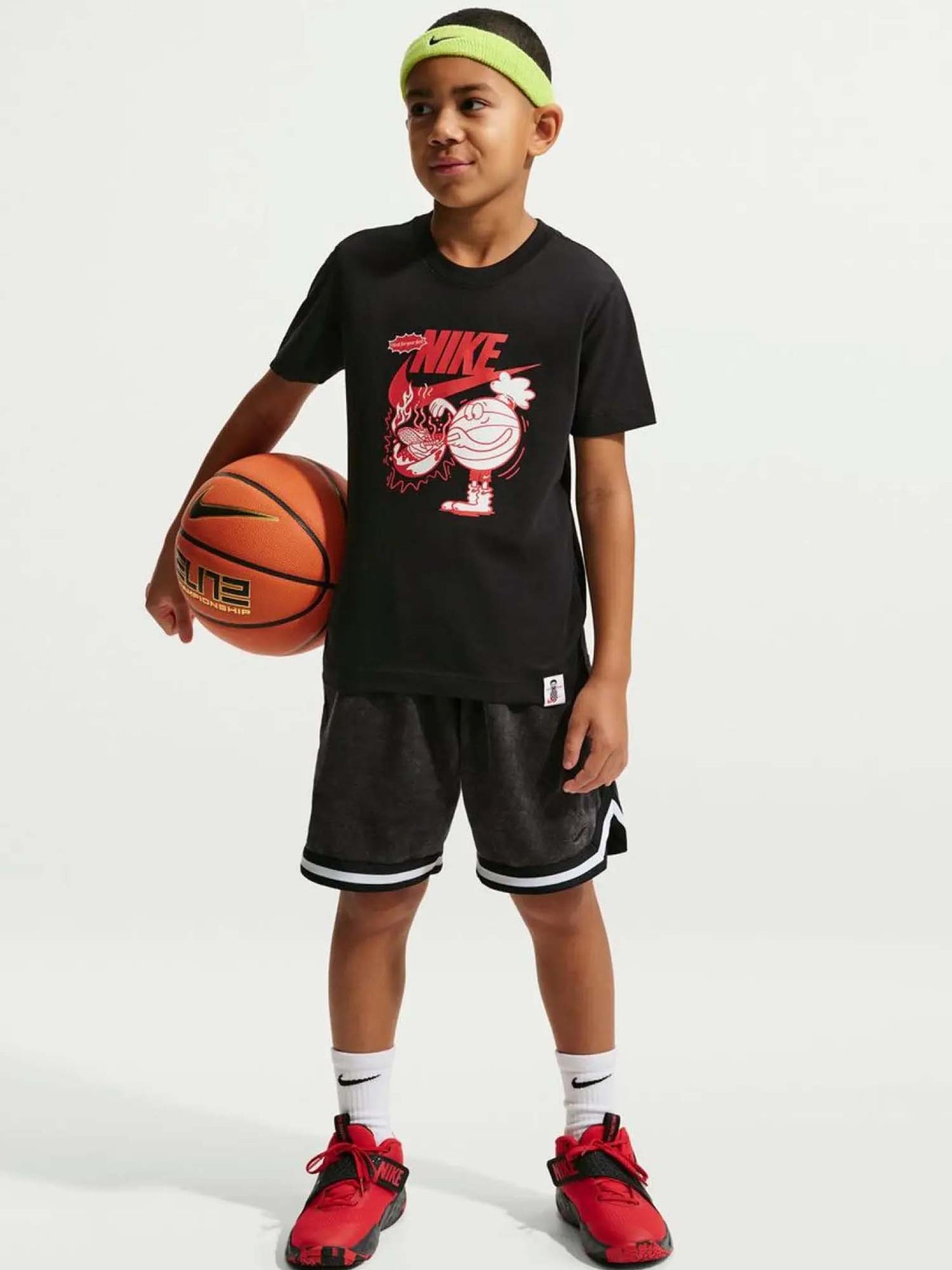 T-shirt Nike da bambino unisex nera in cotone confortevole e versatile