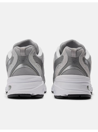 Sneakers New Balance 530 uomo grigie dal design anni 2000
