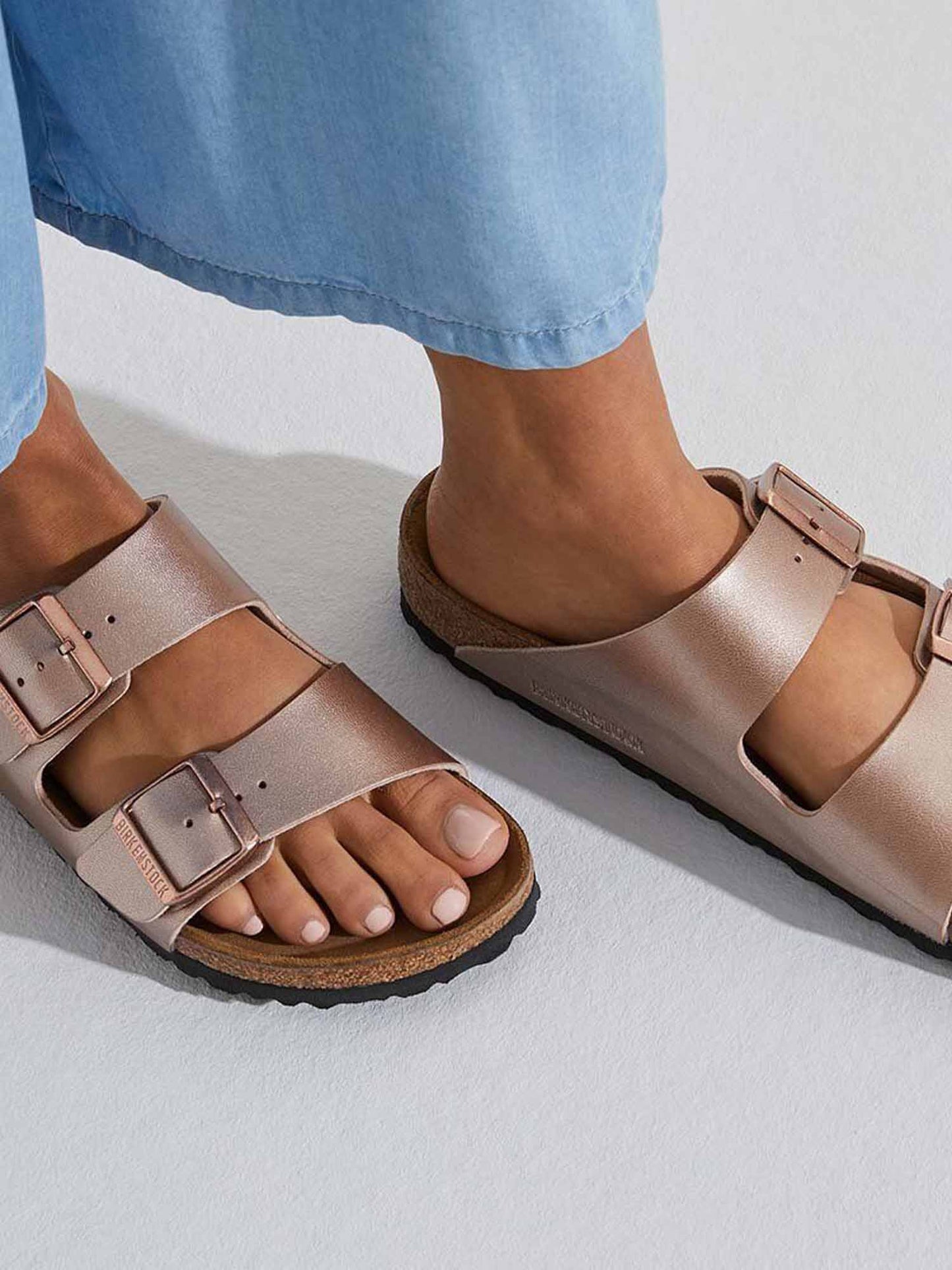Sandalo Arizona Birkenstock da donna rosa con fibbie regolabili