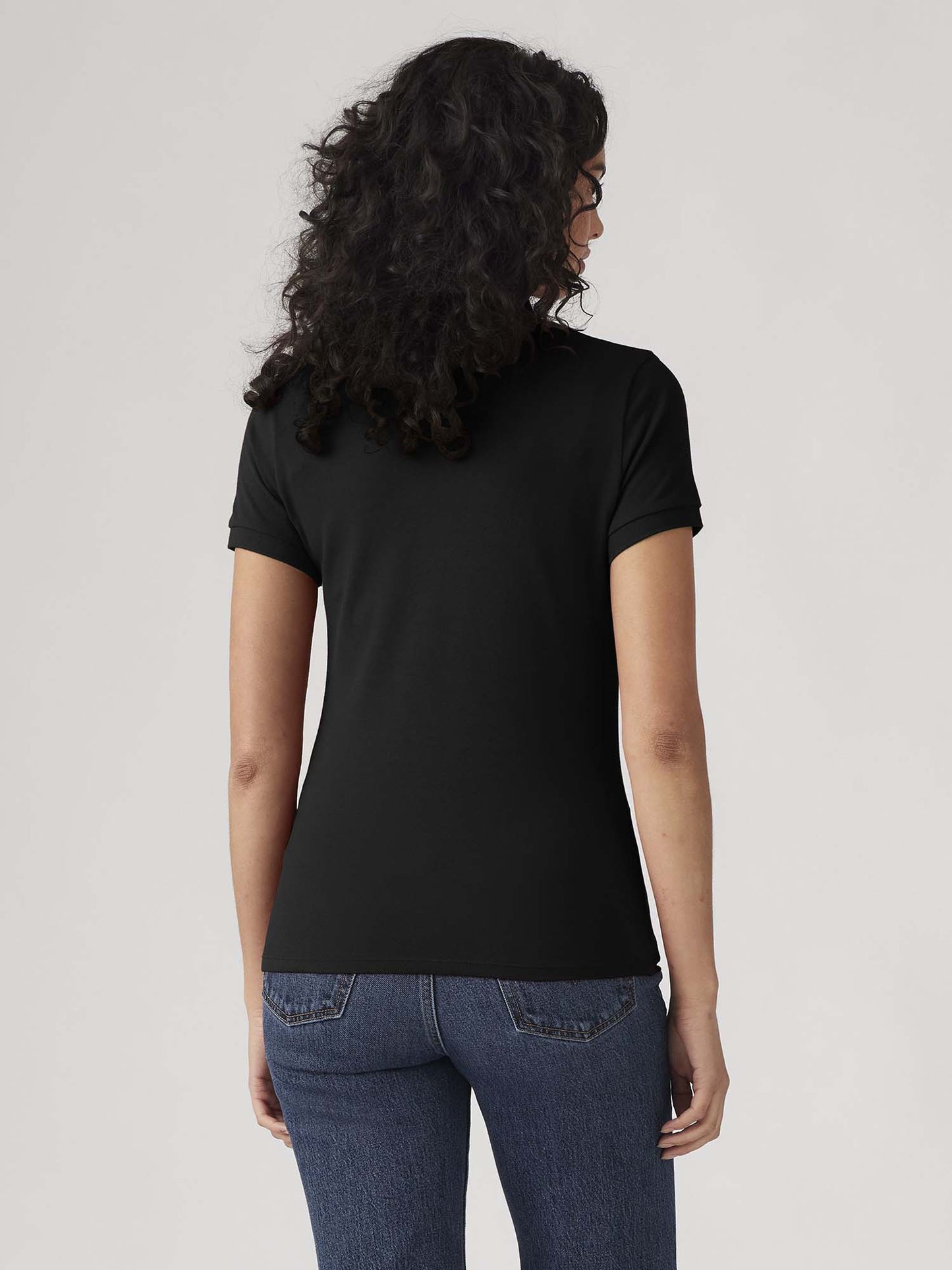 Polo slim donna Levi's nera, stile moderno e comfort