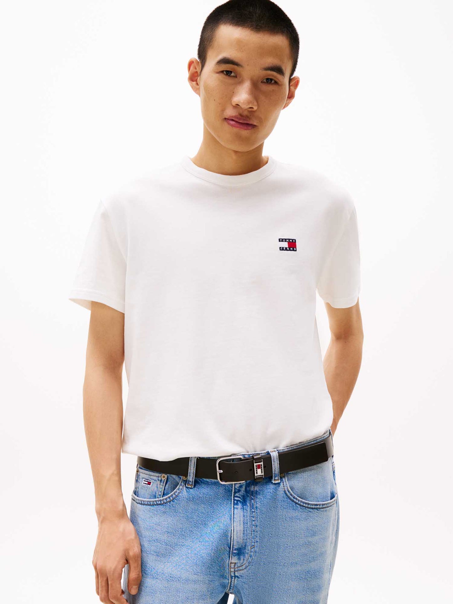 T-SHIRT BADGE TOMMY JEANS UOMO BIANCO