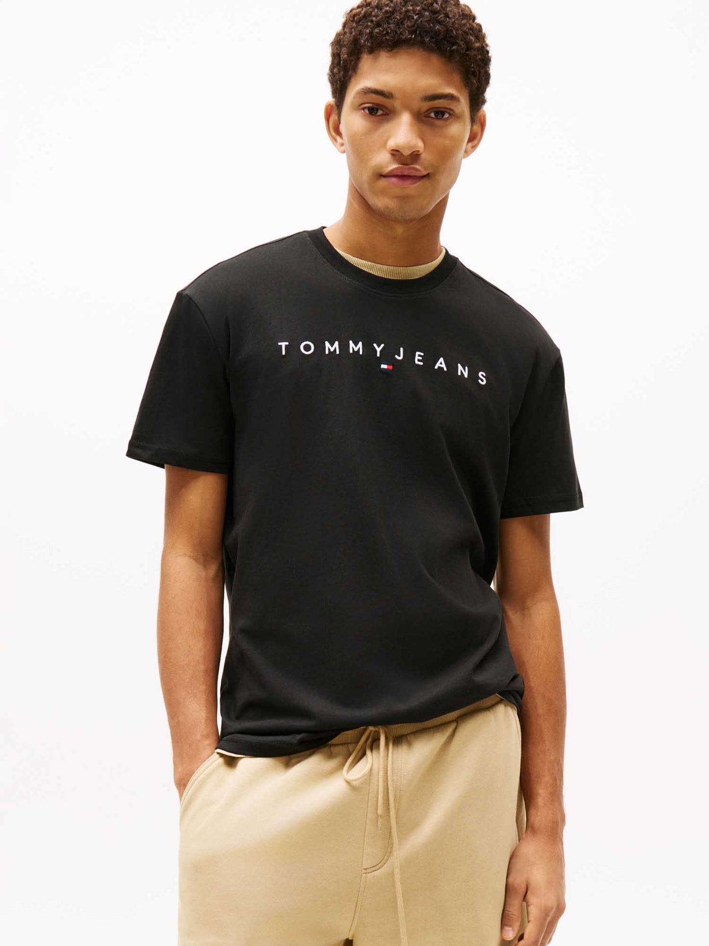 T-shirt nera Tommy Jeans da uomo con logo lineare ricamato