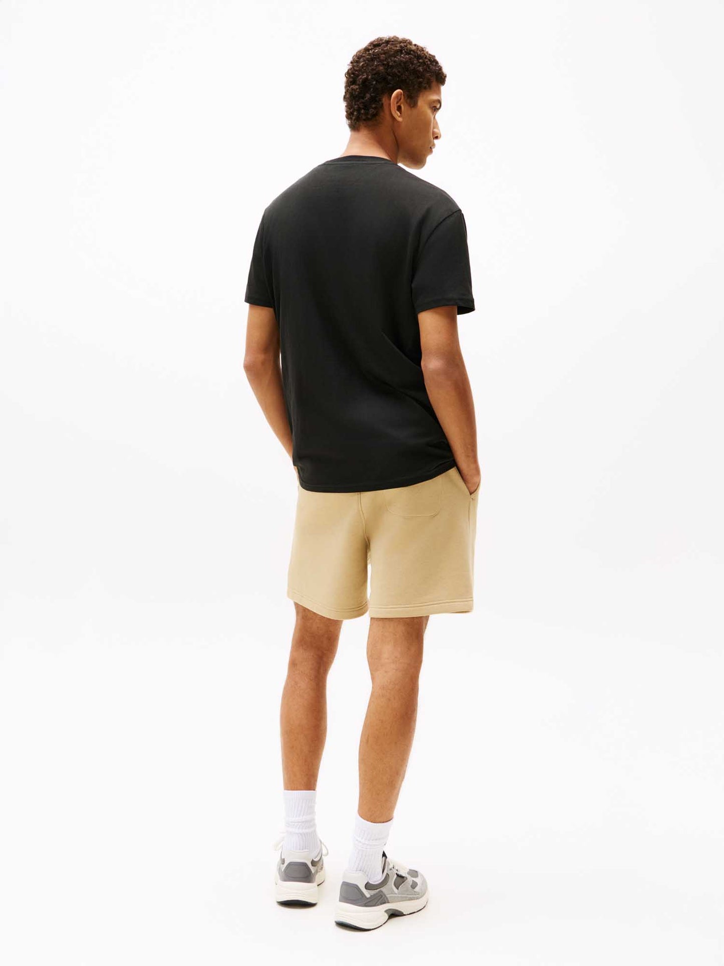 T-shirt nera Tommy Jeans da uomo con logo lineare ricamato