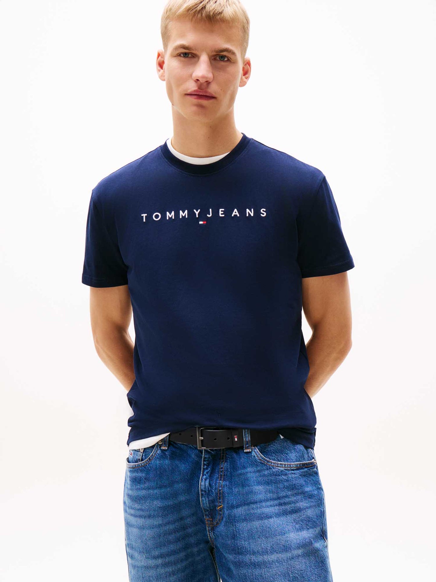 T-shirt blu Tommy Jeans da uomo con logo lineare e girocollo