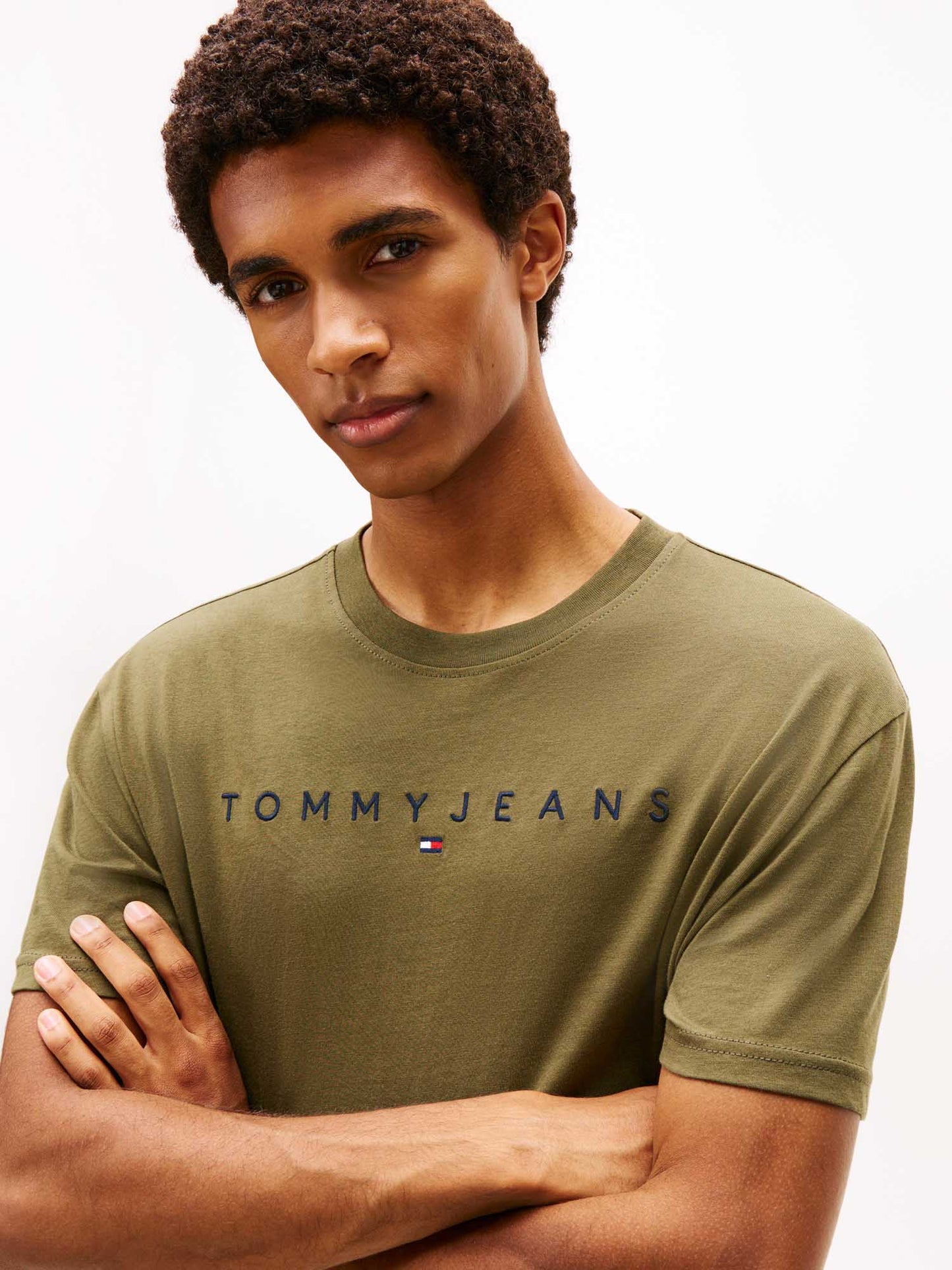 T-shirt verde Tommy Jeans con logo lineare da uomo
