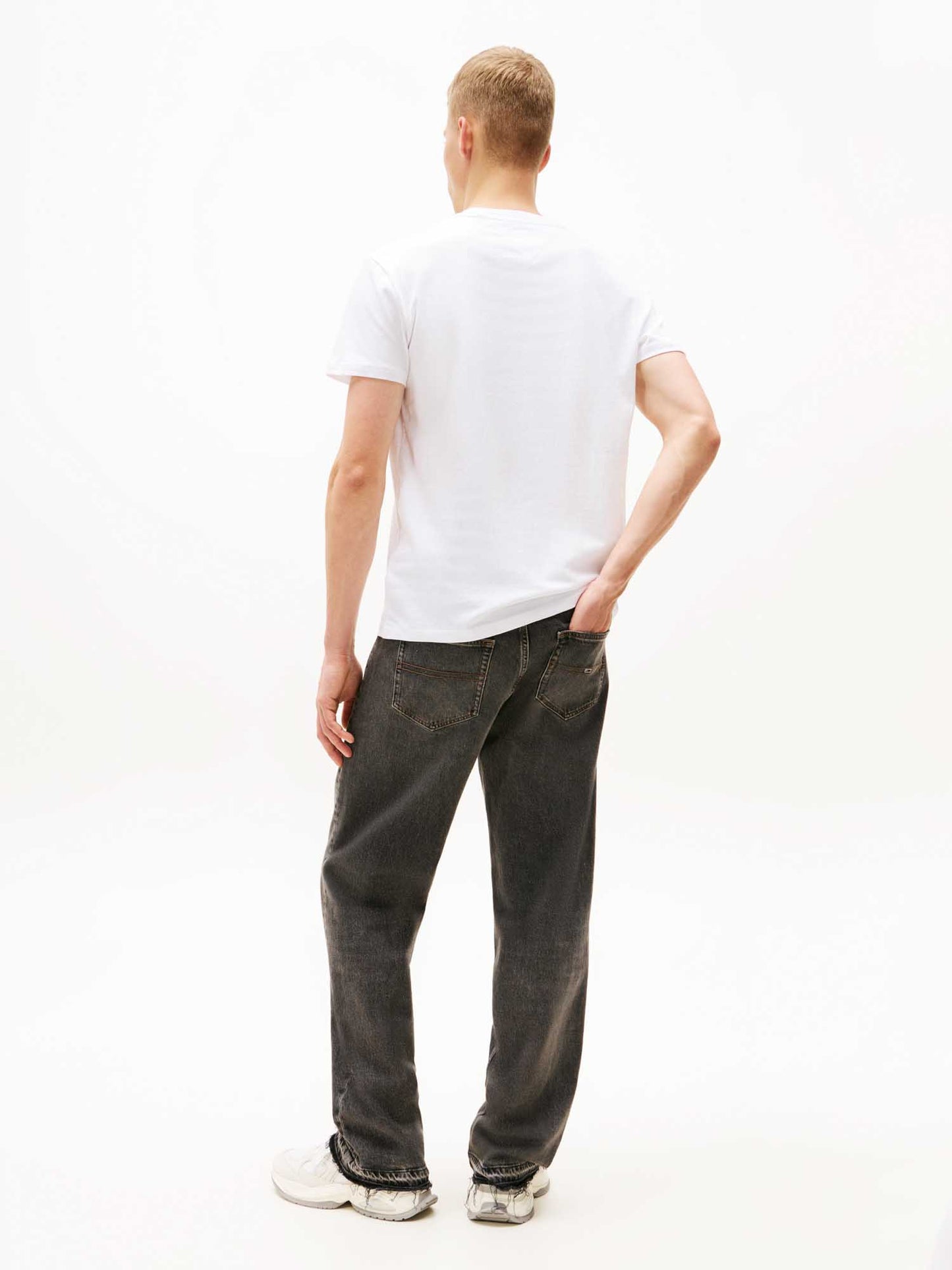 T-shirt bianca Tommy Jeans con logo lineare da uomo