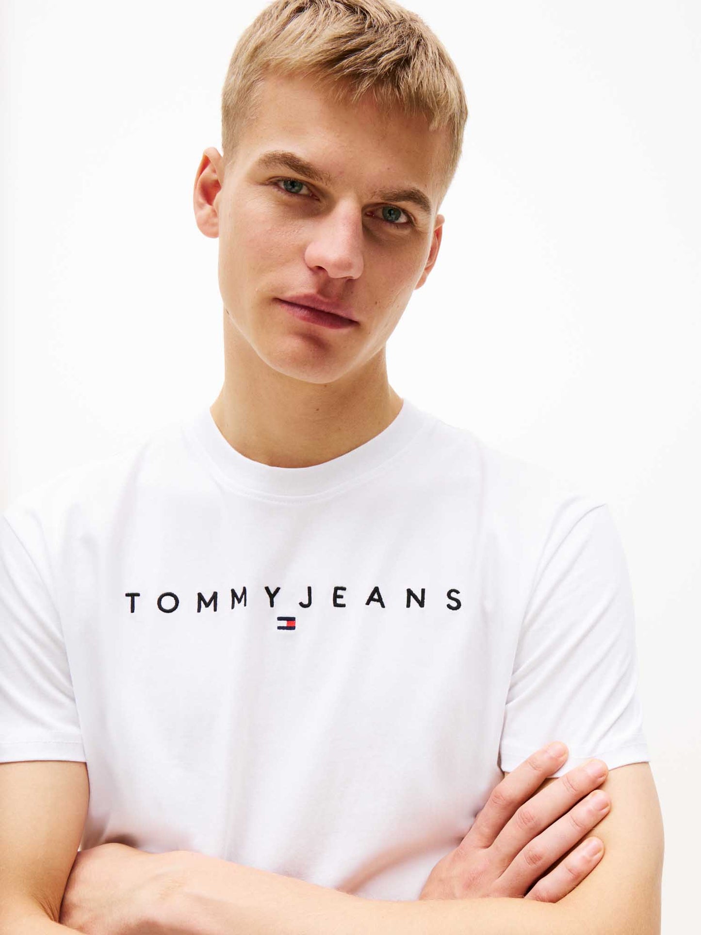 T-shirt bianca Tommy Jeans con logo lineare da uomo