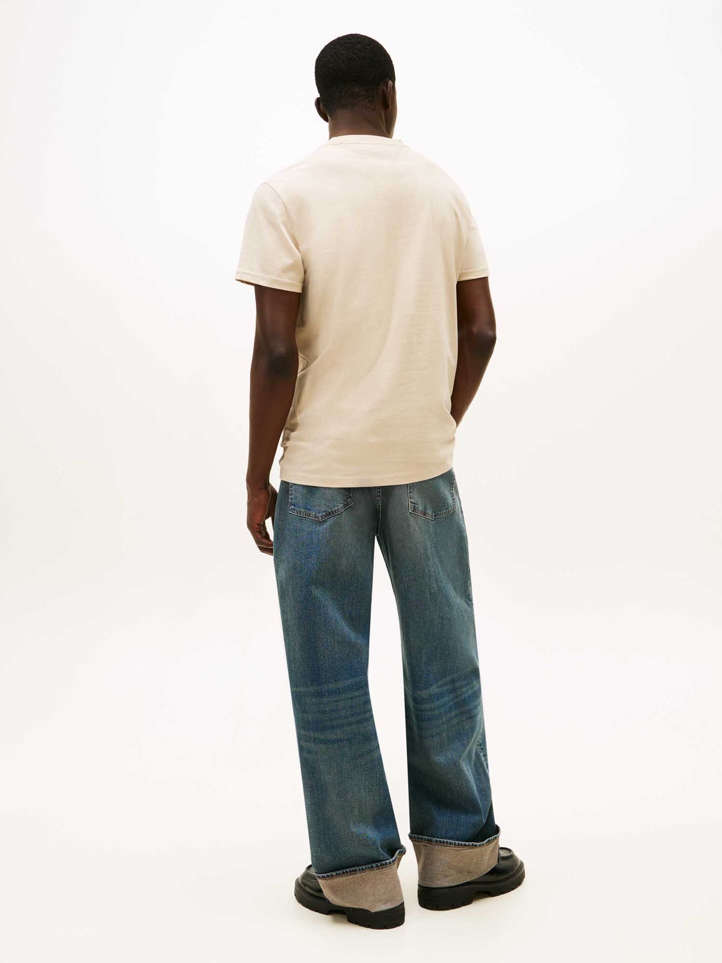 T-shirt girocollo beige Tommy Jeans con logo lineare da uomo