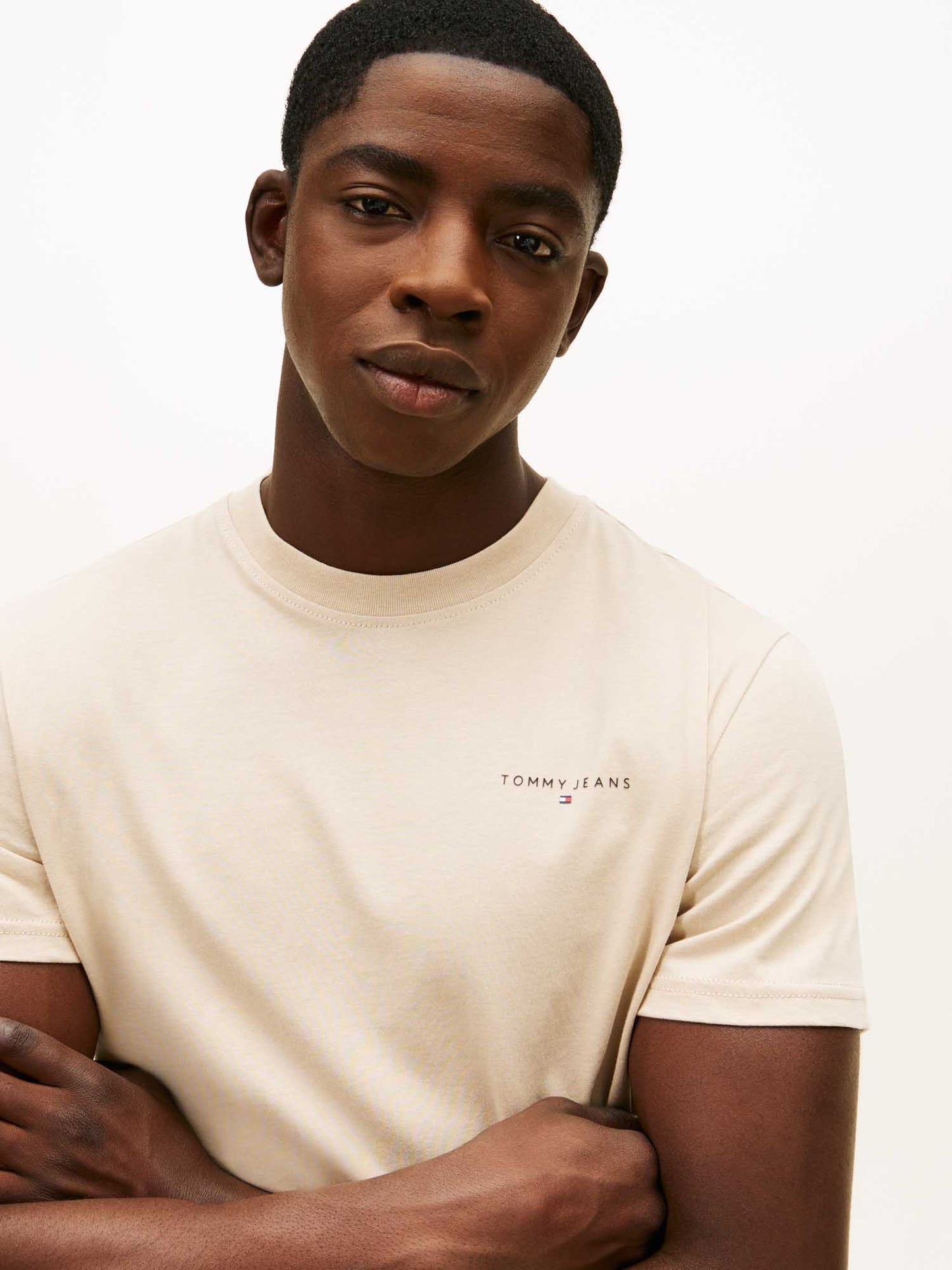 T-shirt girocollo beige Tommy Jeans con logo lineare da uomo