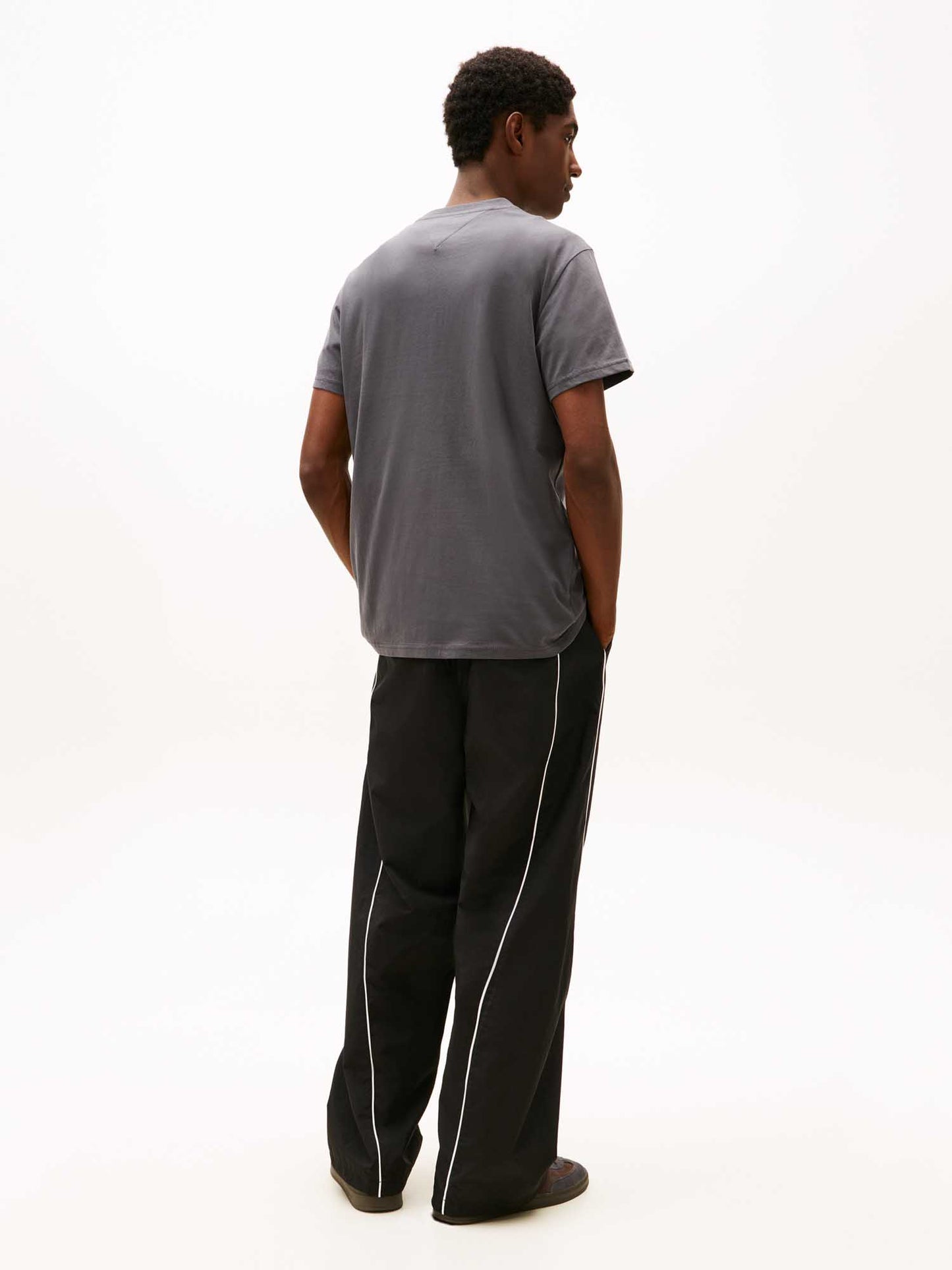 T-shirt girocollo grigia Tommy Jeans slim con logo lineare da uomo
