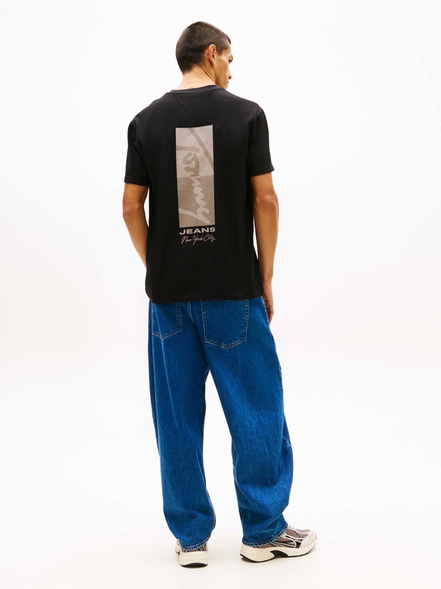 Tommy Jeans, t-shirt nera da uomo con logo ricamato