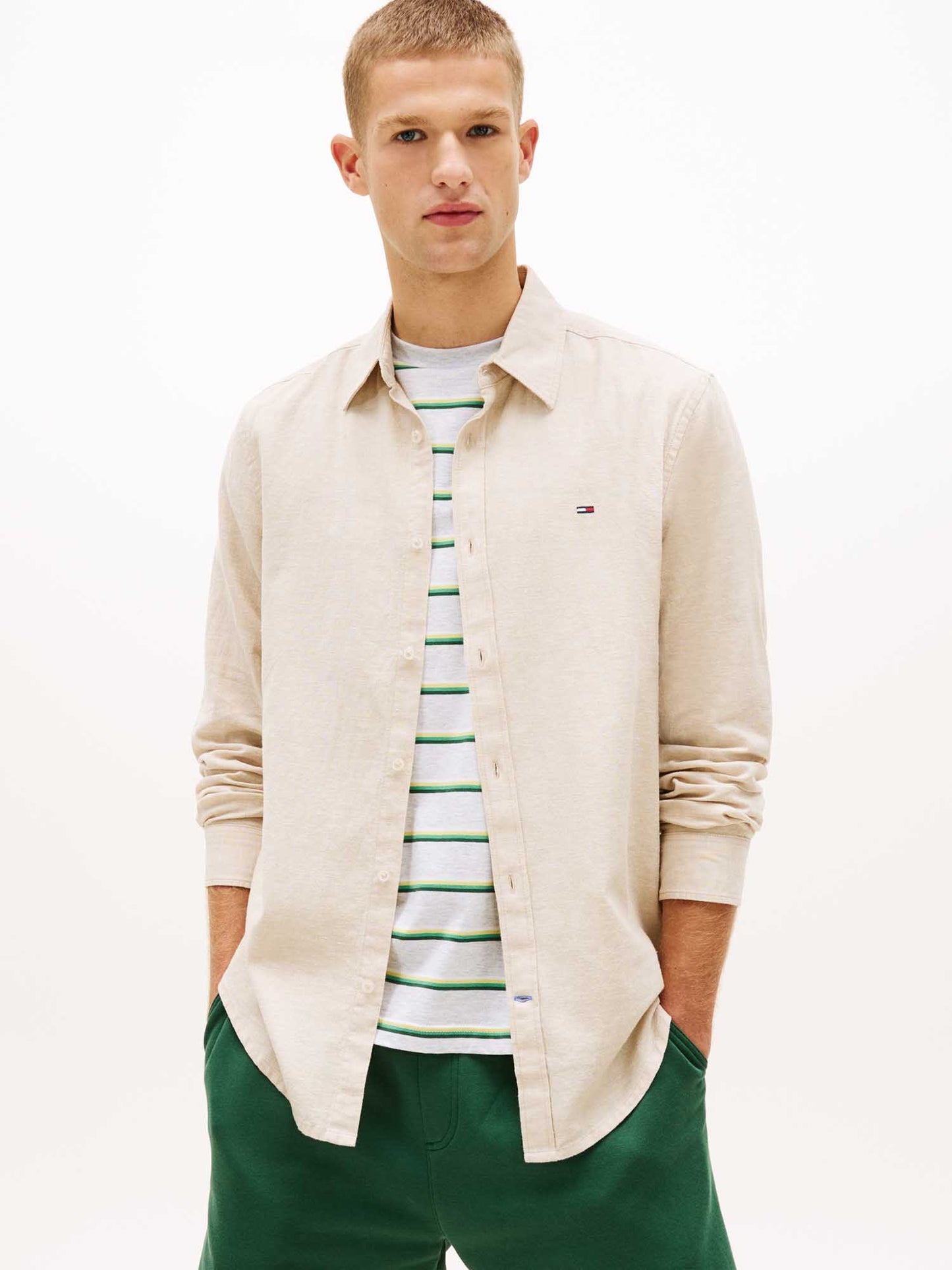 Camicia unisex Tommy Jeans Regular Fit in lino e cotone beige