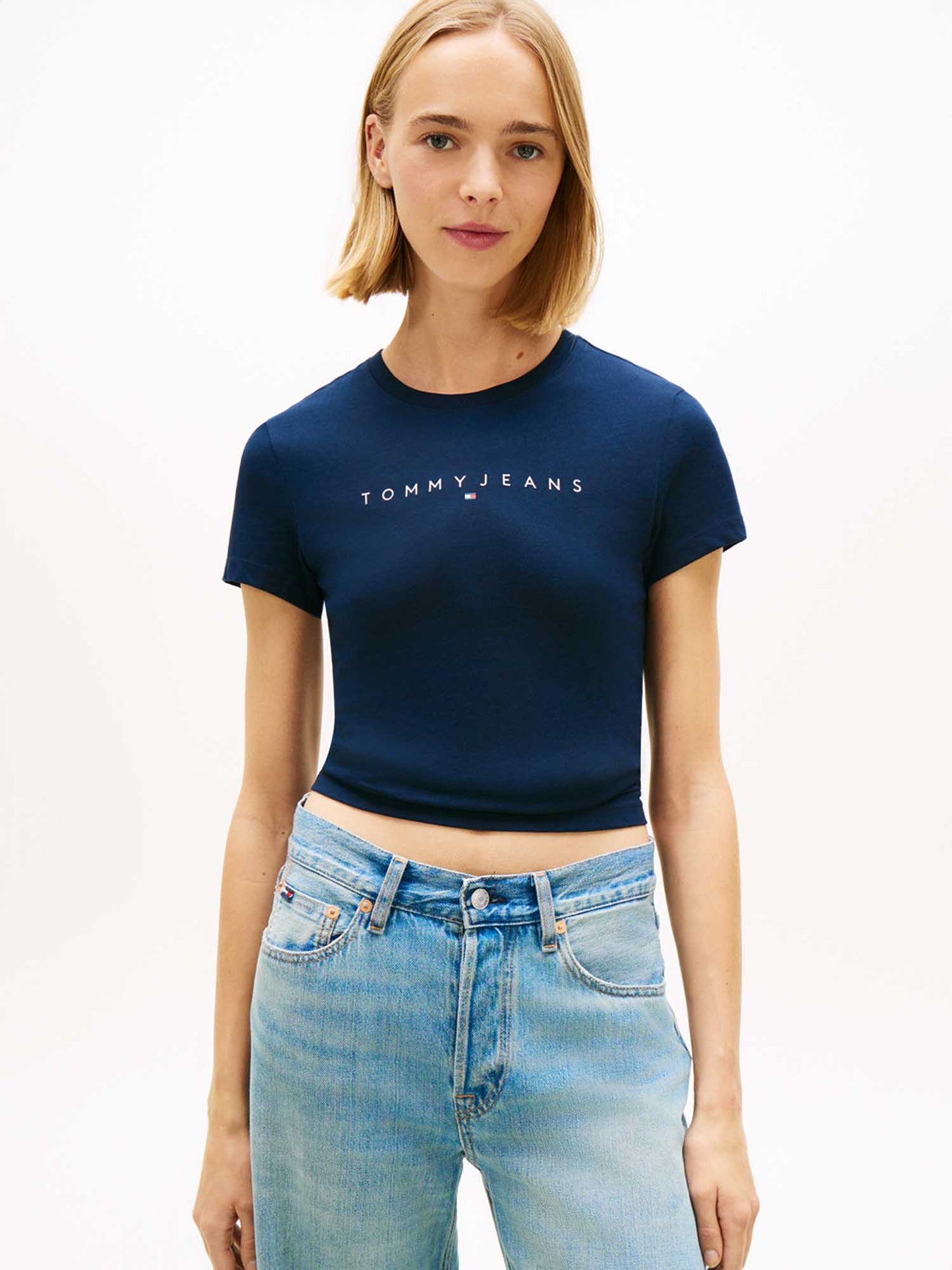 T-shirt slim fit blu Tommy Jeans con logo lineare da donna