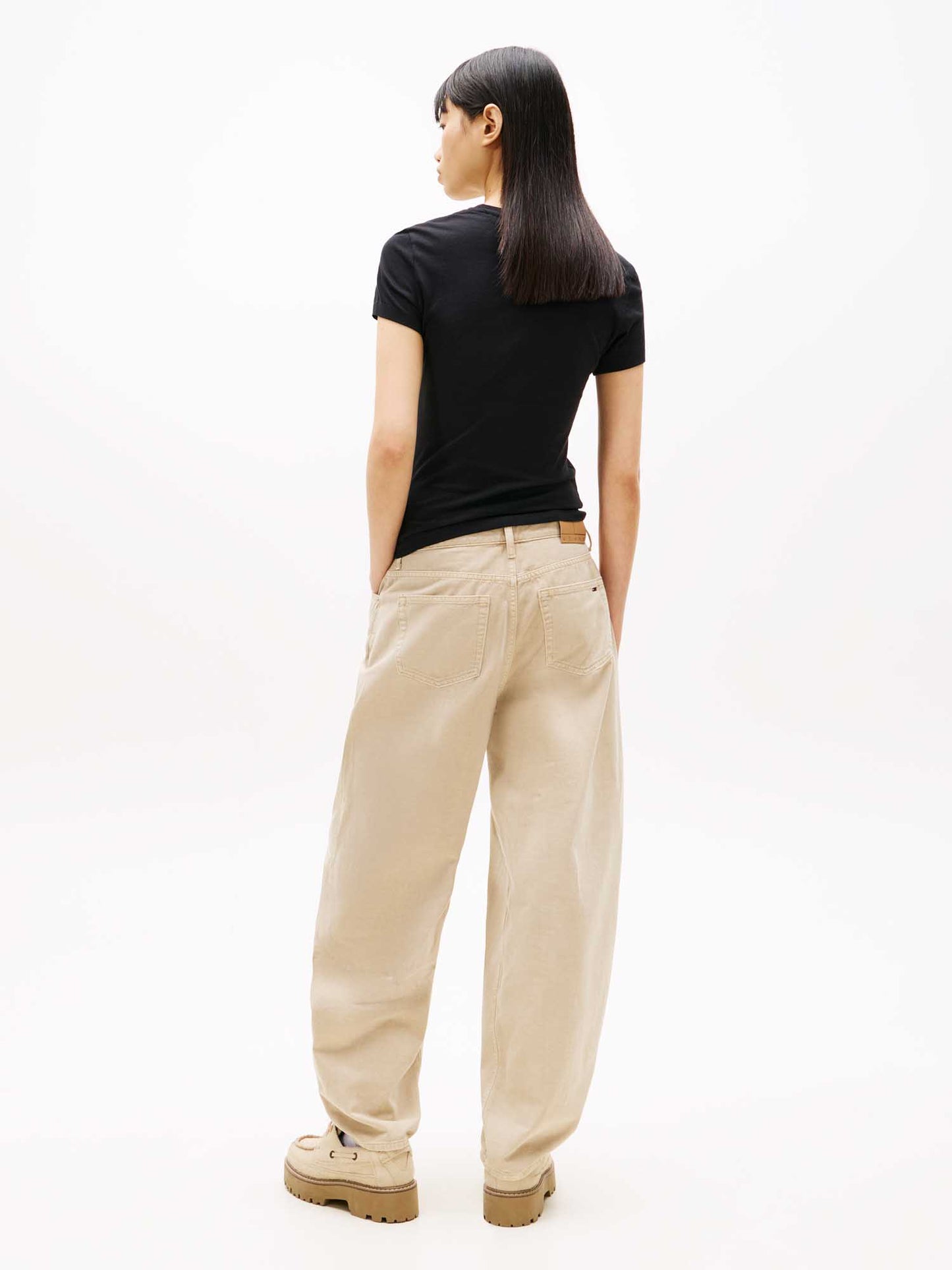T-shirt nera slim da donna Tommy Jeans con logo lineare