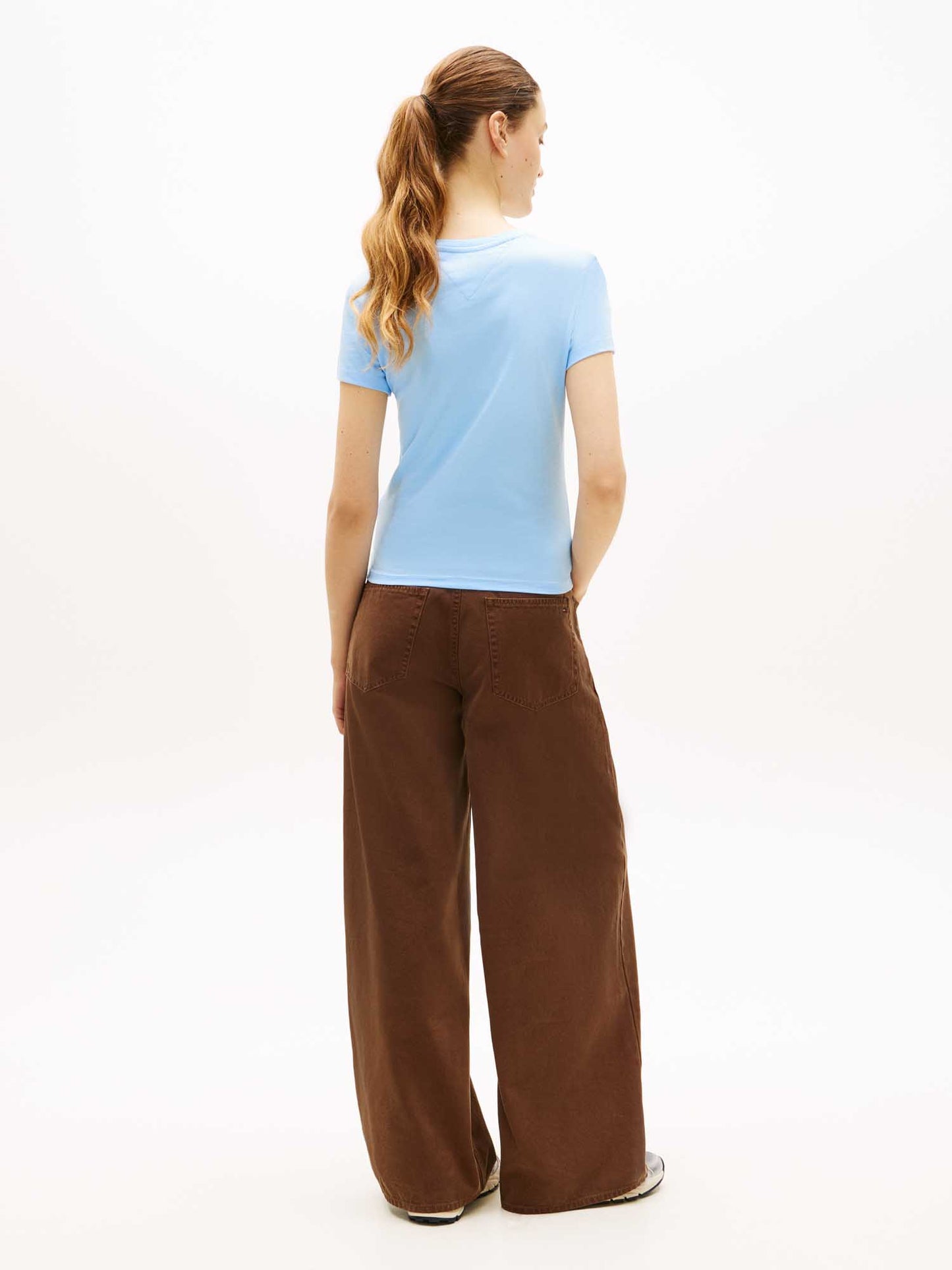 Tommy Jeans T-shirt slim da donna azzurra con logo lineare