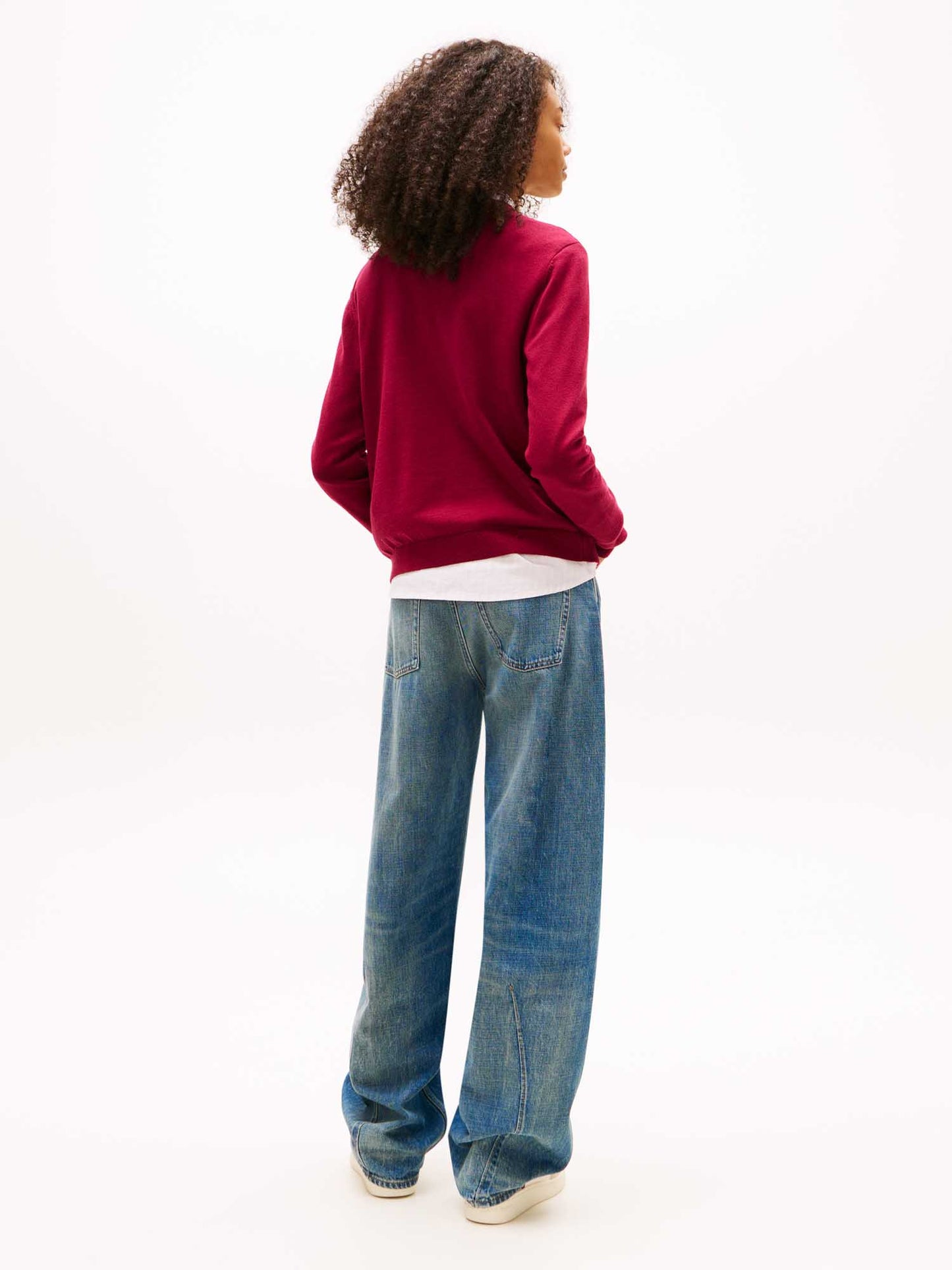 Pullover girocollo bordeaux da donna Tommy Jeans con bandierina ricamata