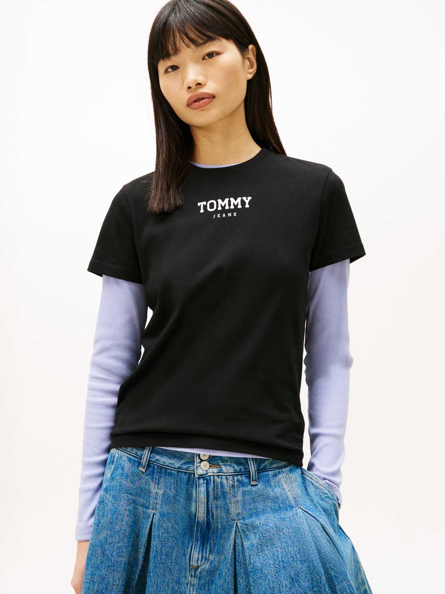 T-shirt nera Tommy Jeans da donna con logo iconico