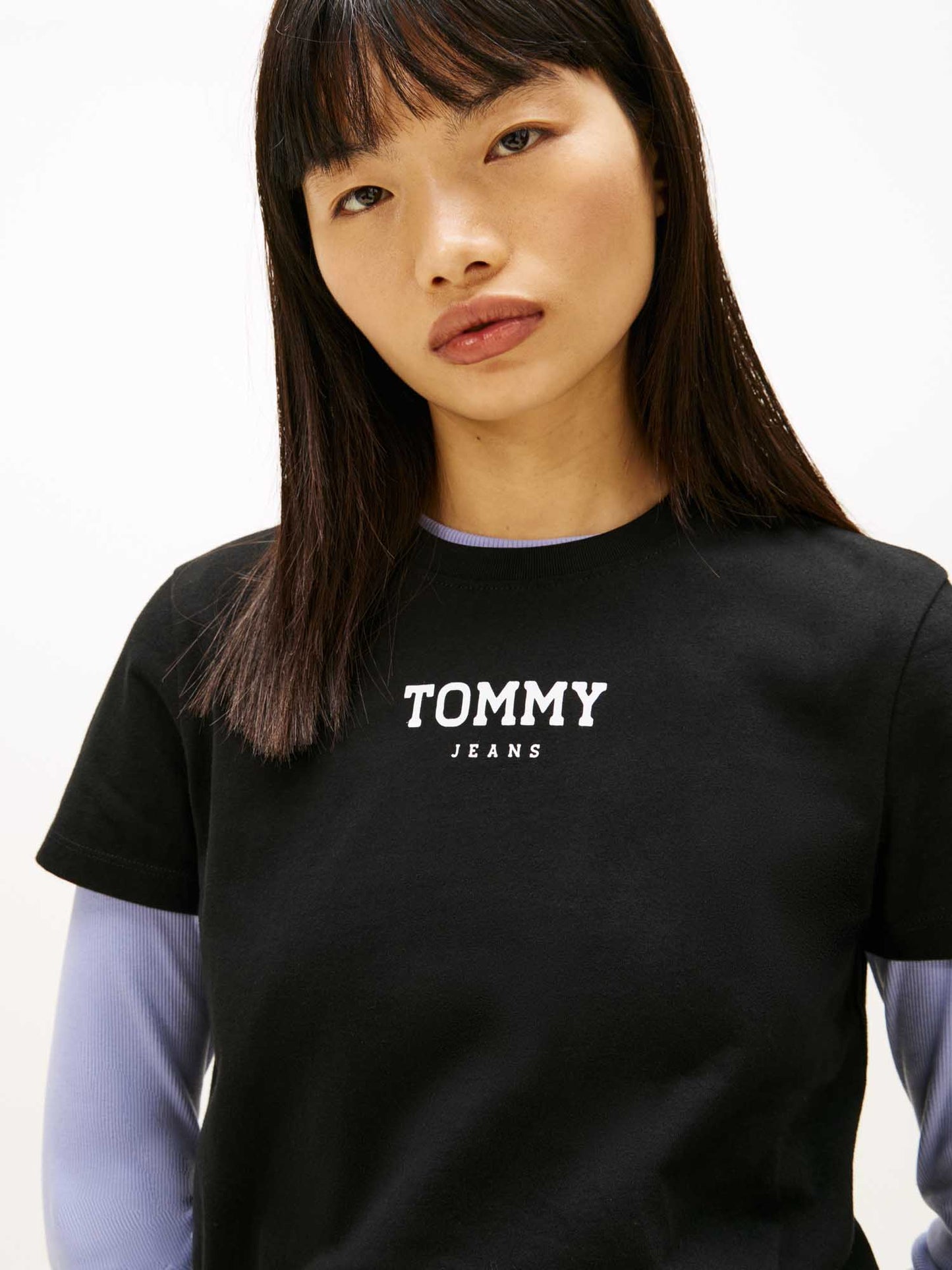 T-shirt nera Tommy Jeans da donna con logo iconico