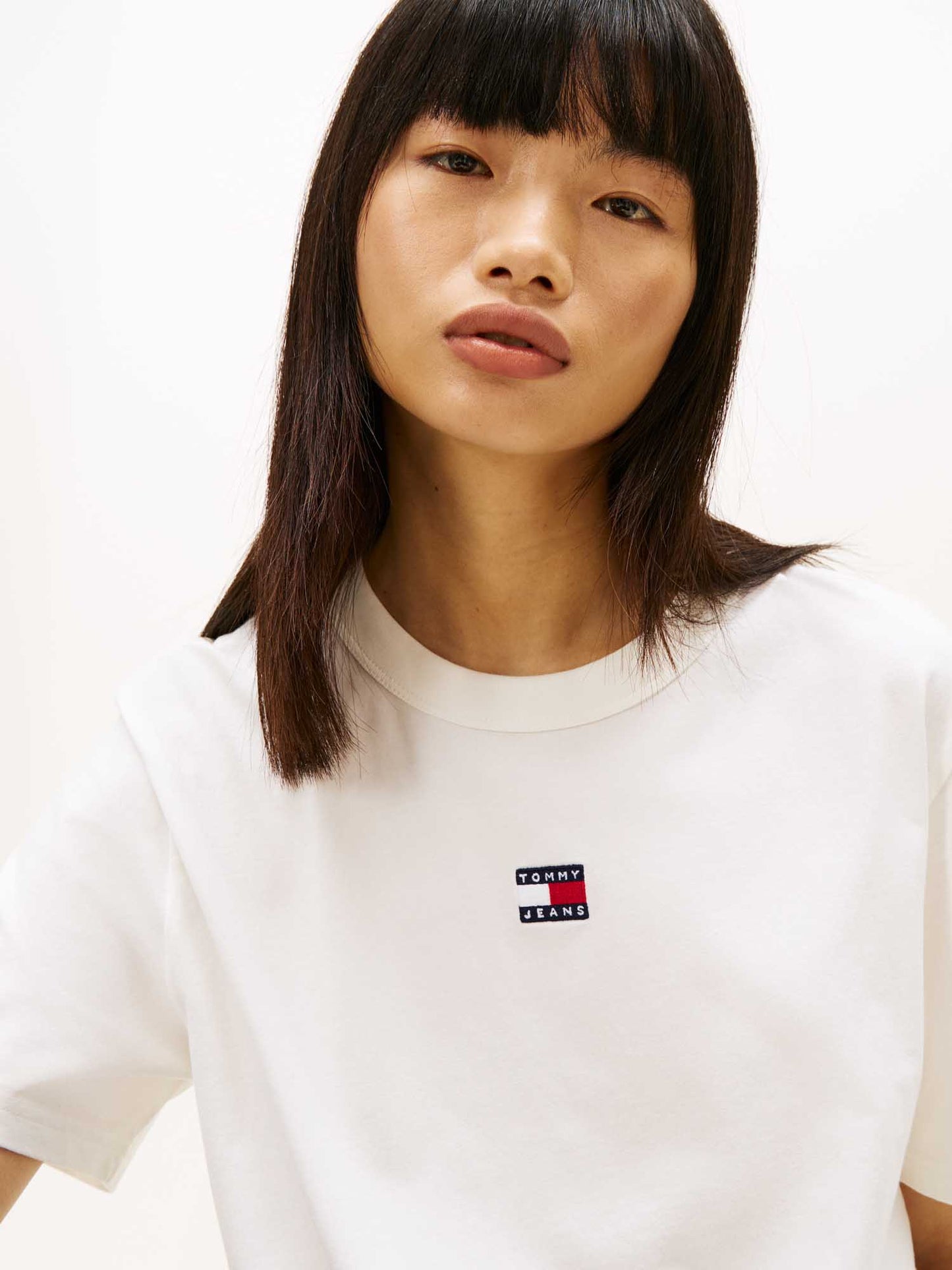 T-shirt boxy bianca Tommy Jeans da donna con badge