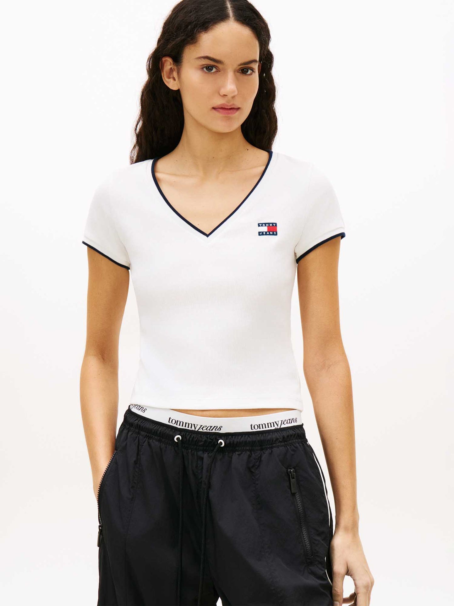 T-SHIRT BIANCA TOMMY JEANS CON SCOLLO A V DA DONNA