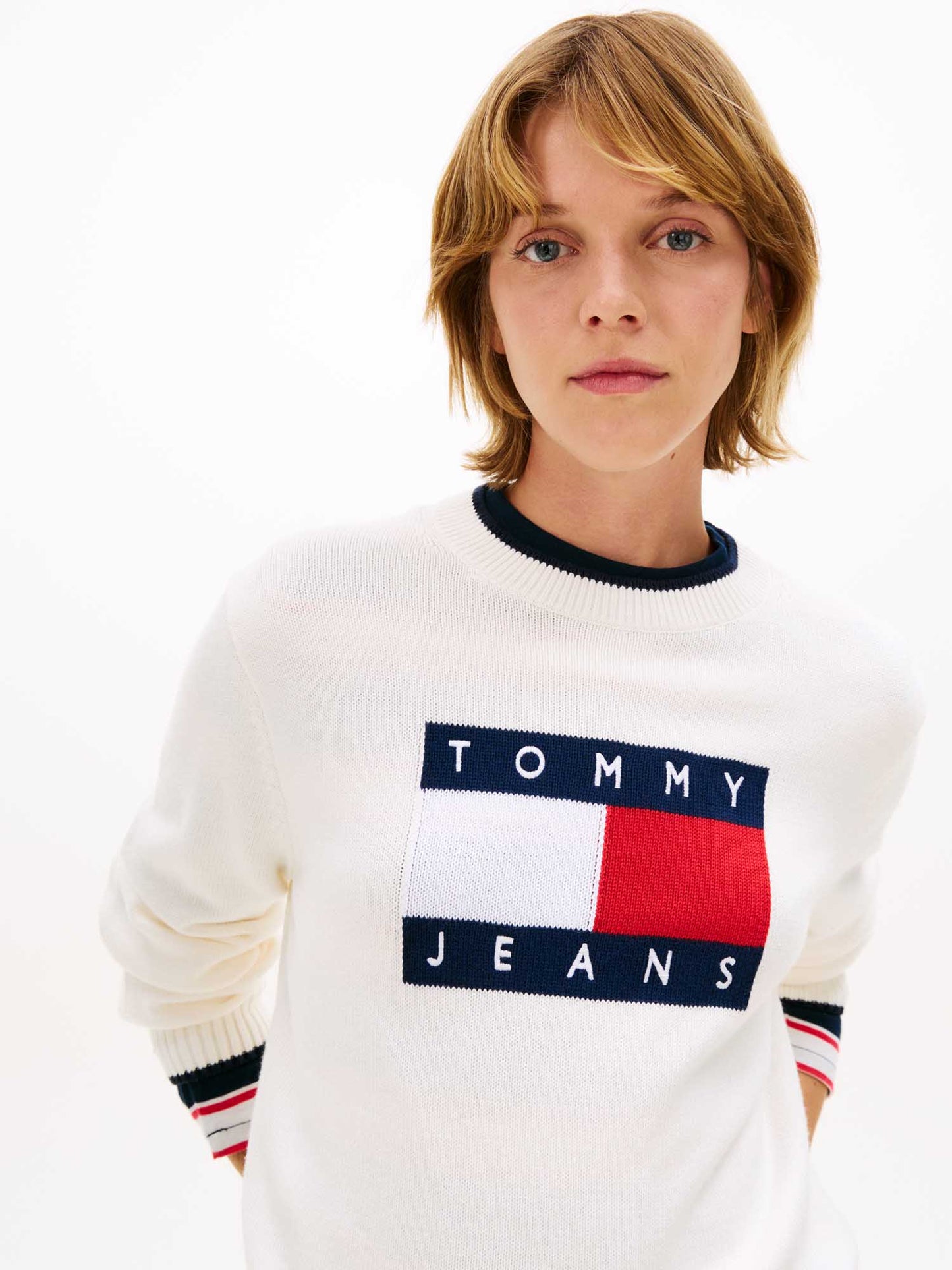 Tommy Jeans pullover da donna bianco con bandiera ricamata