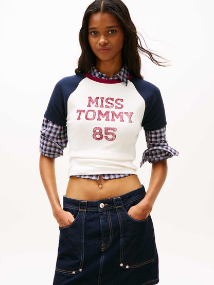 T-shirt Tommy Jeans bianca da donna con maniche raglan e logo vintage