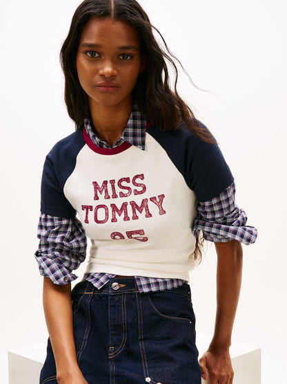 T-shirt Tommy Jeans bianca da donna con maniche raglan e logo vintage