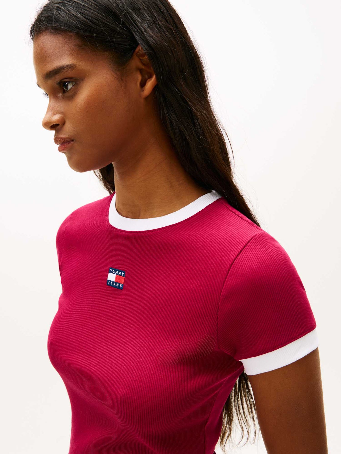 T-shirt slim rossa a coste con logo Tommy Jeans da donna