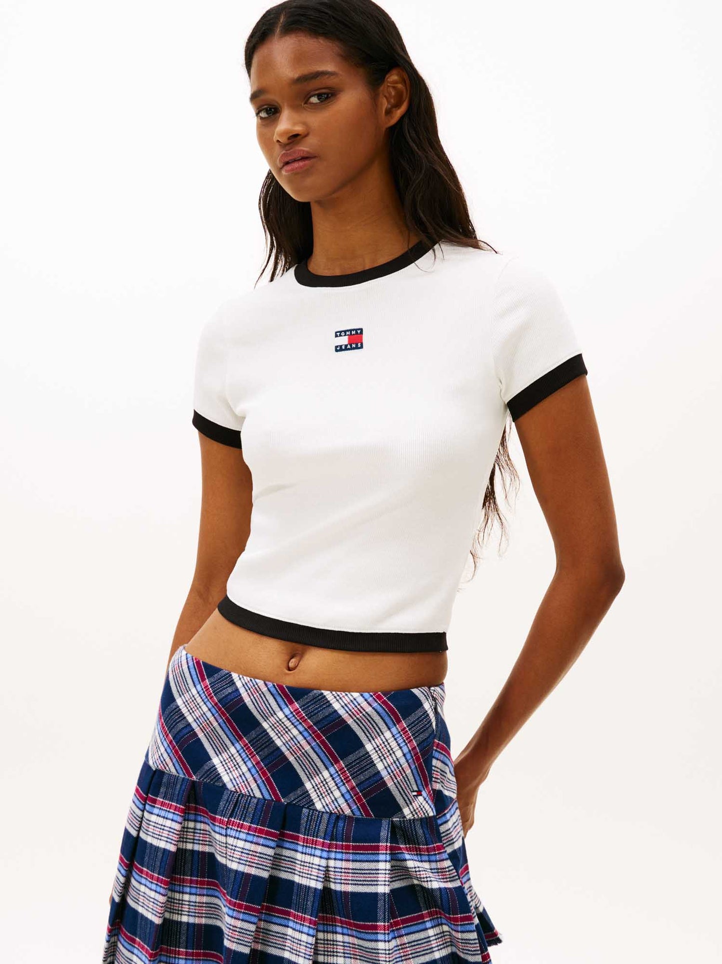 T-shirt bianca a coste slim con logo Tommy Jeans da donna