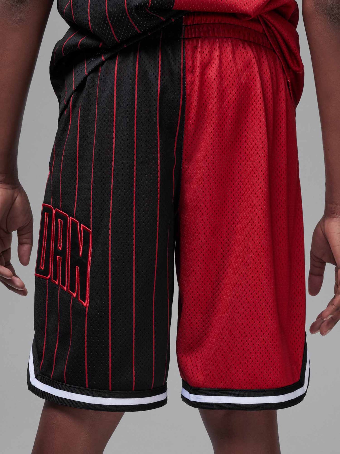 SHORT LOGATO JORDAN DA BAMBINO ROSSO NERO