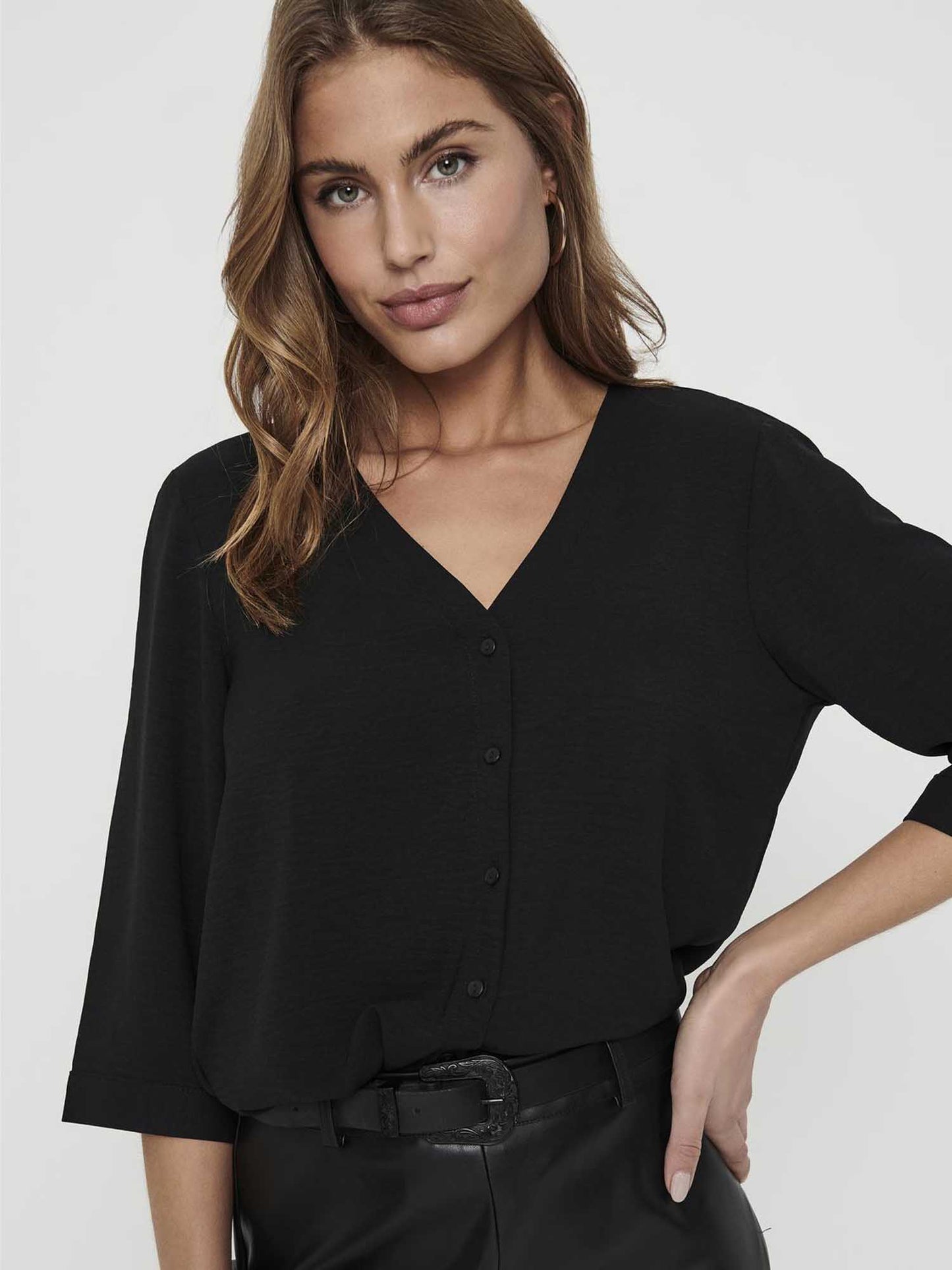 Camicia nera da donna Jacqueline de Yong dal design moderno e versatile