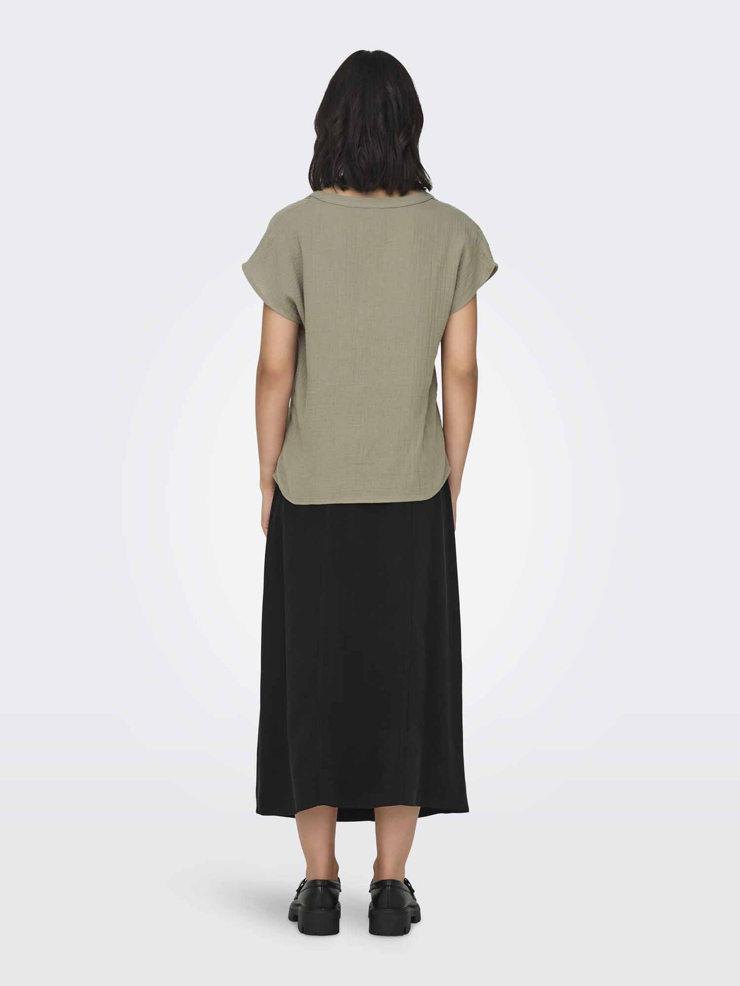 Jacqueline de Yong Theis, elegante blusa beige da donna con scollo a V