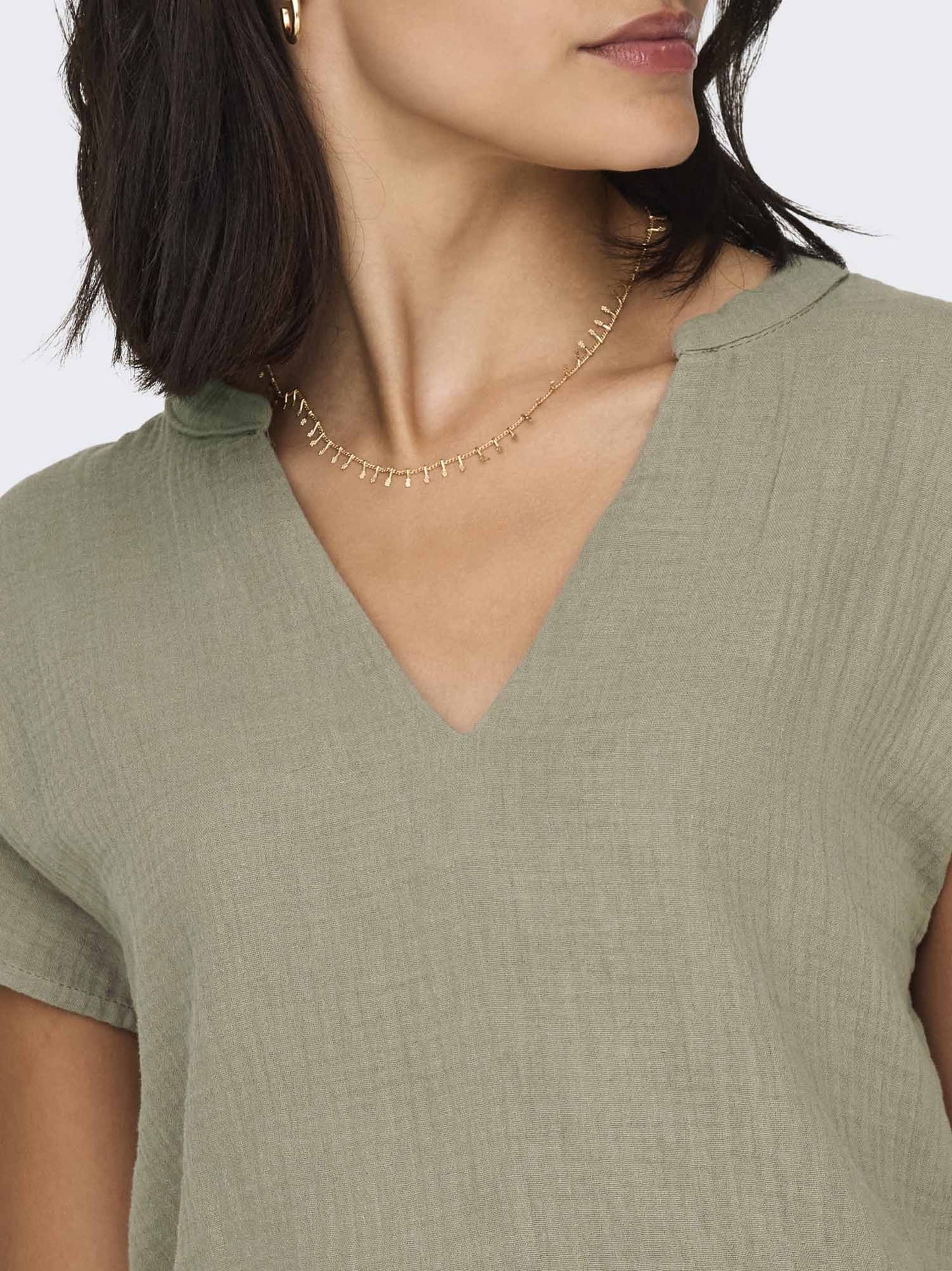 Jacqueline de Yong Theis, elegante blusa beige da donna con scollo a V