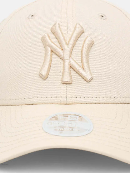 New Era 9FORTY, cappello beige da donna con visiera curva