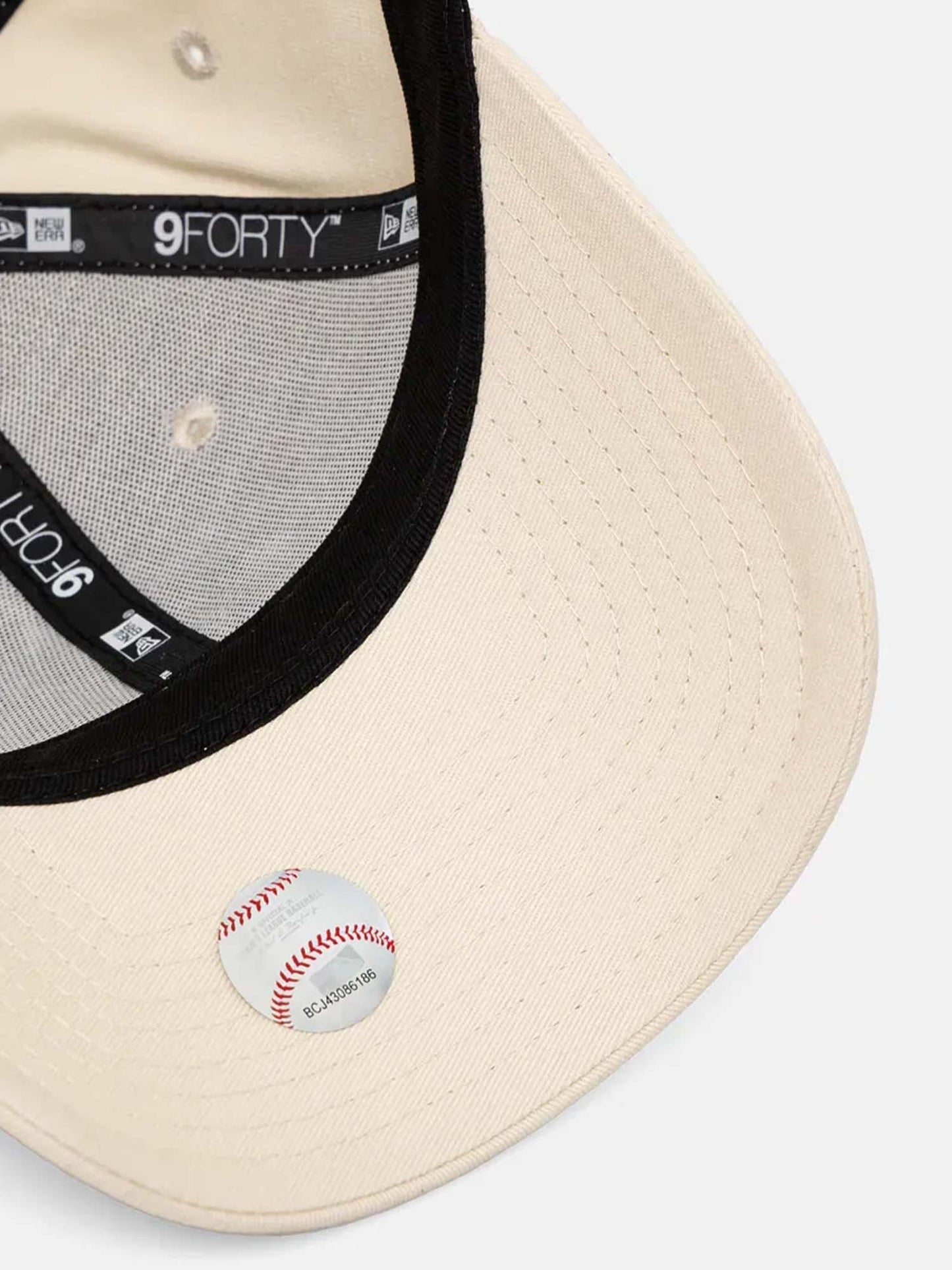 New Era 9FORTY, cappello beige da donna con visiera curva